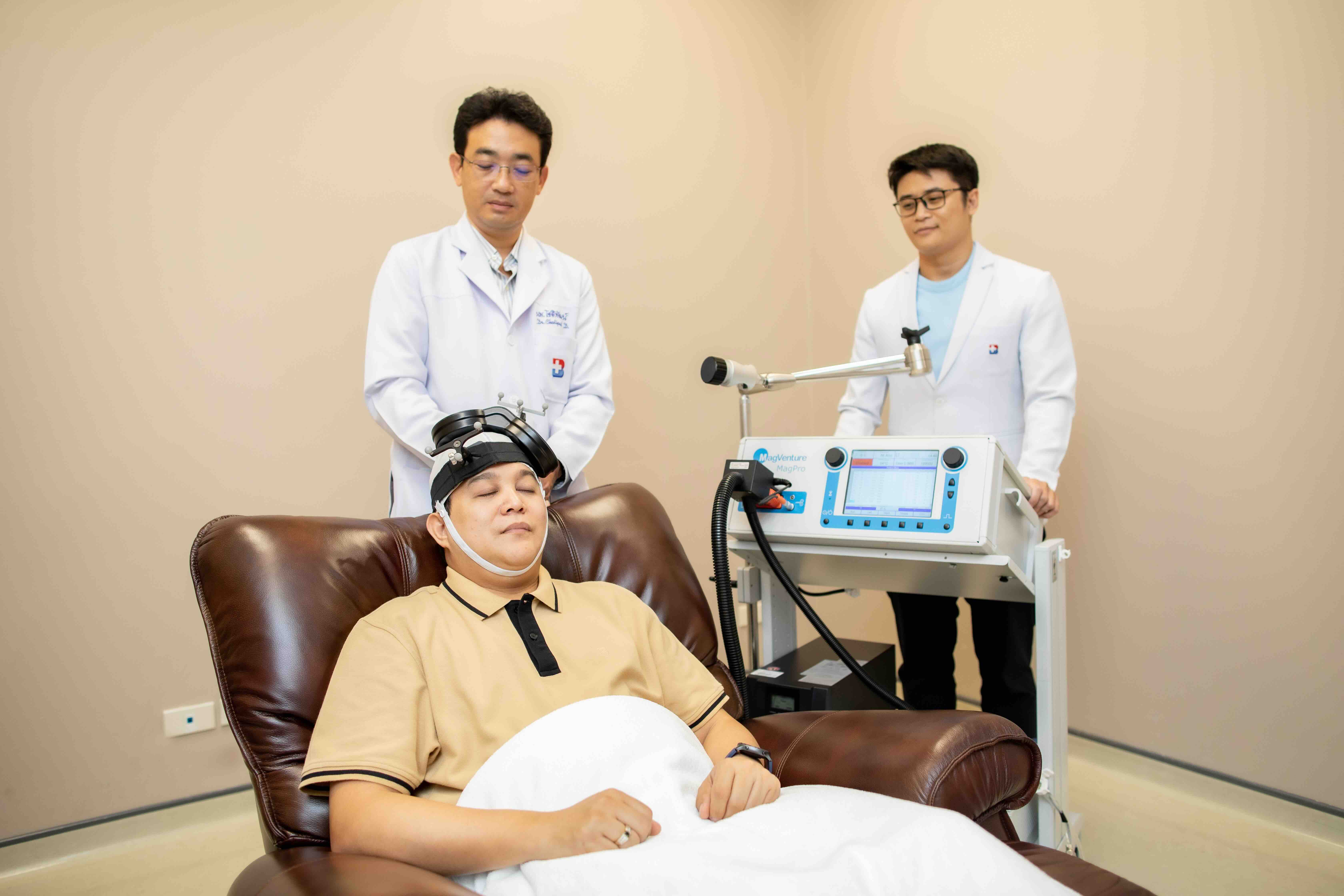การกระตุ้นสมองด้วยสนามแม่เหล็กผ่านกะโหลกศีรษะ (Transcranial Magnetic Stimulation: TMS)