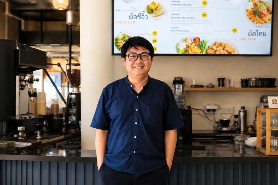 ภาพเจ้าของร้านผัดไทยหอนาฬิกา จังหวัดเชียงราย สมาชิกผู้ใช้บริการสินเชื่อเคทีซี พี่เบิ้ม รถแลกเงิน