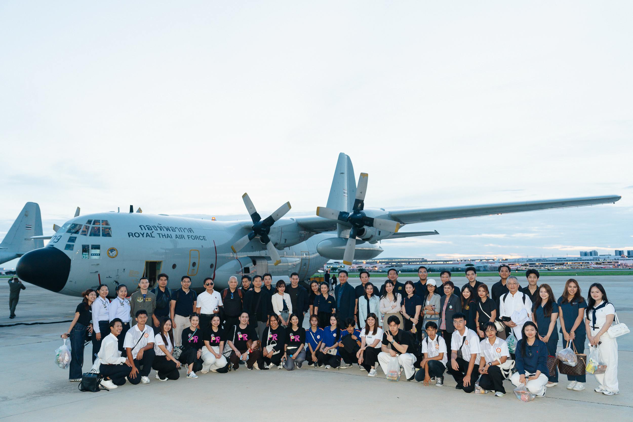 คณะเครือข่าย นพท. พร้อมเครื่องบิน C-130 ของกองทัพอากาศ