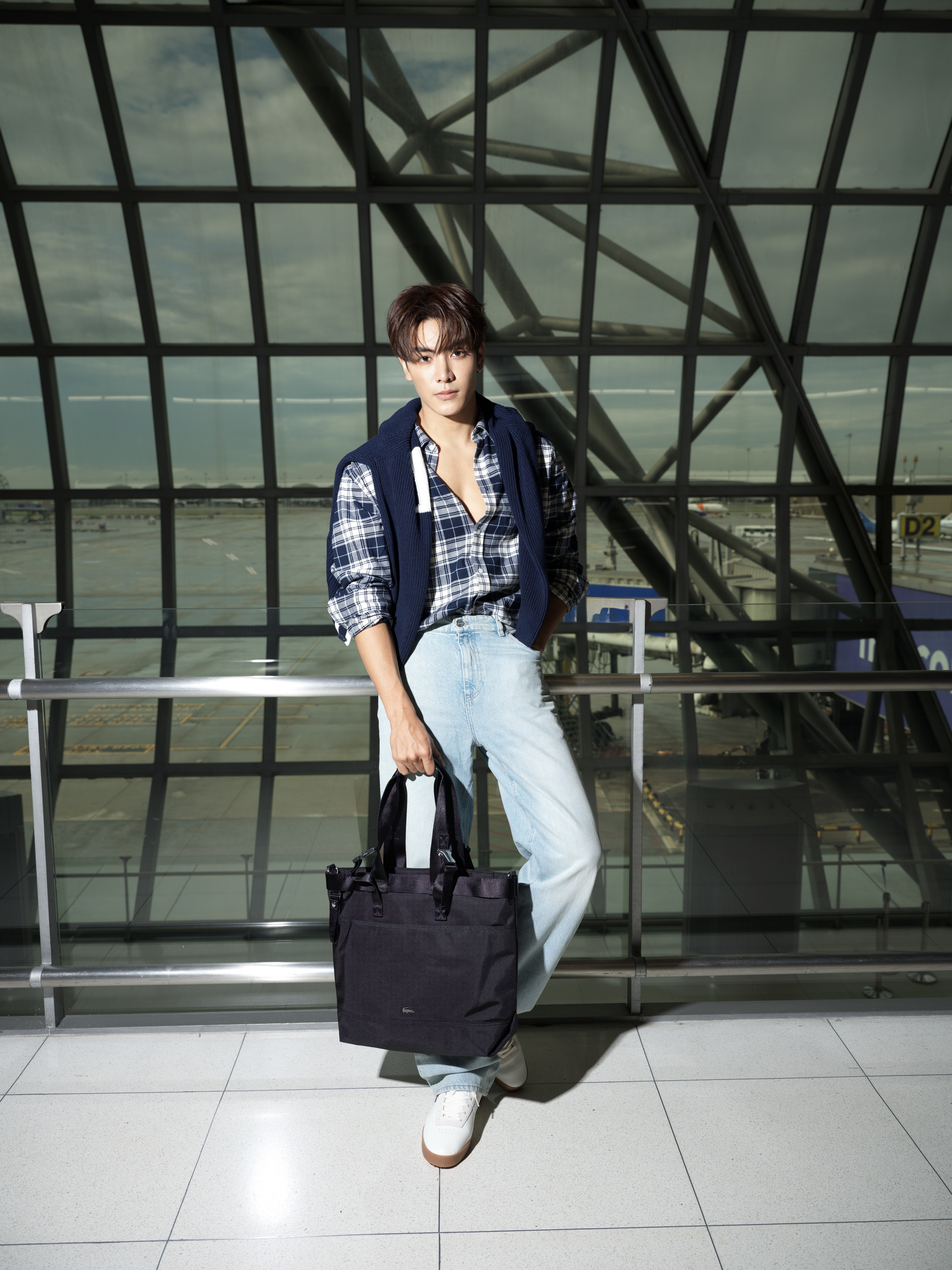 ภาพ “จุง อาเชน” กับลุคเดินทางสไตล์ Sport Casual ของ Lacoste
