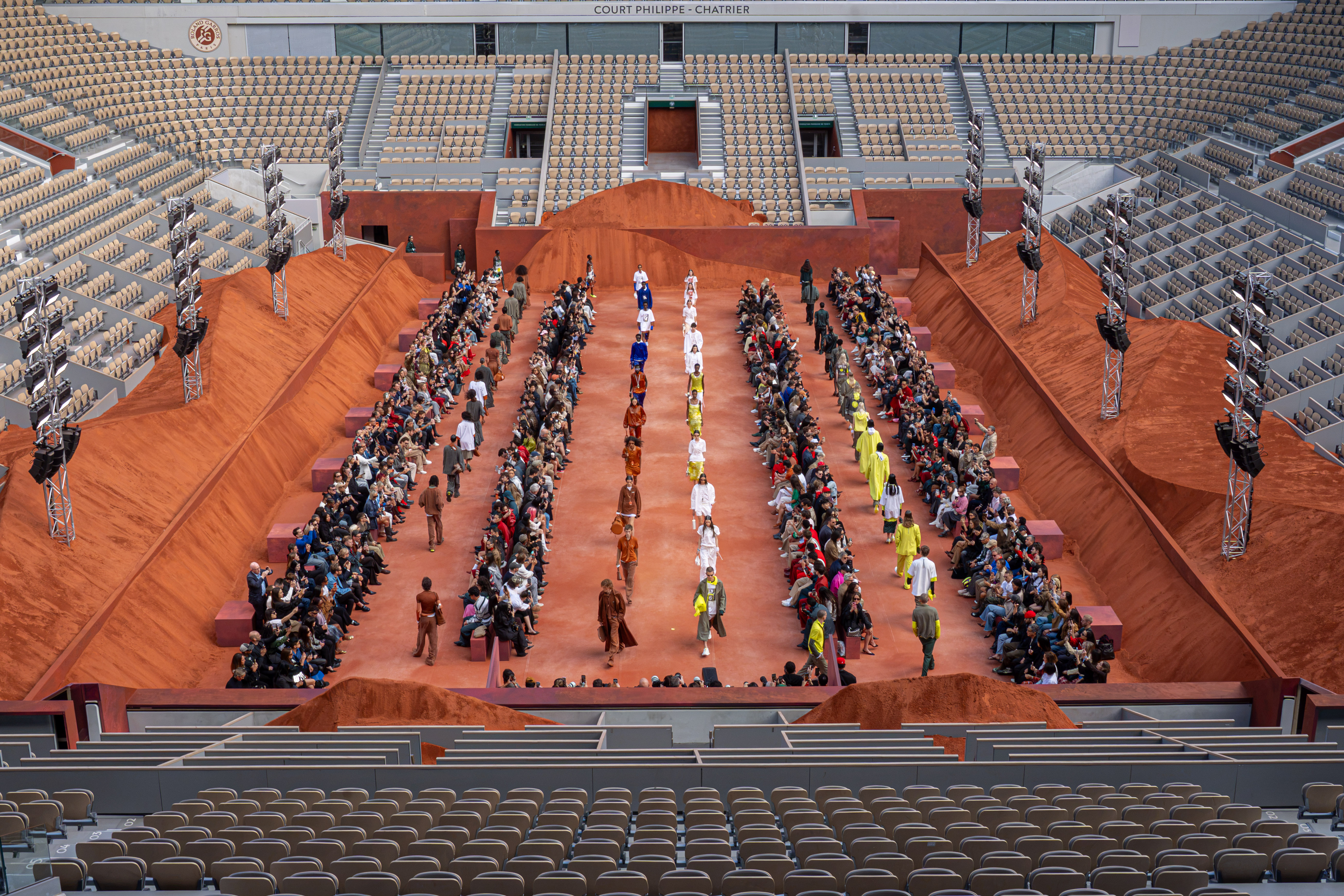 บรรยากาศการจัดแสดงคอลเลกชัน LACOSTE Spring-Summer 2027 ณ สนาม Roland-Garros