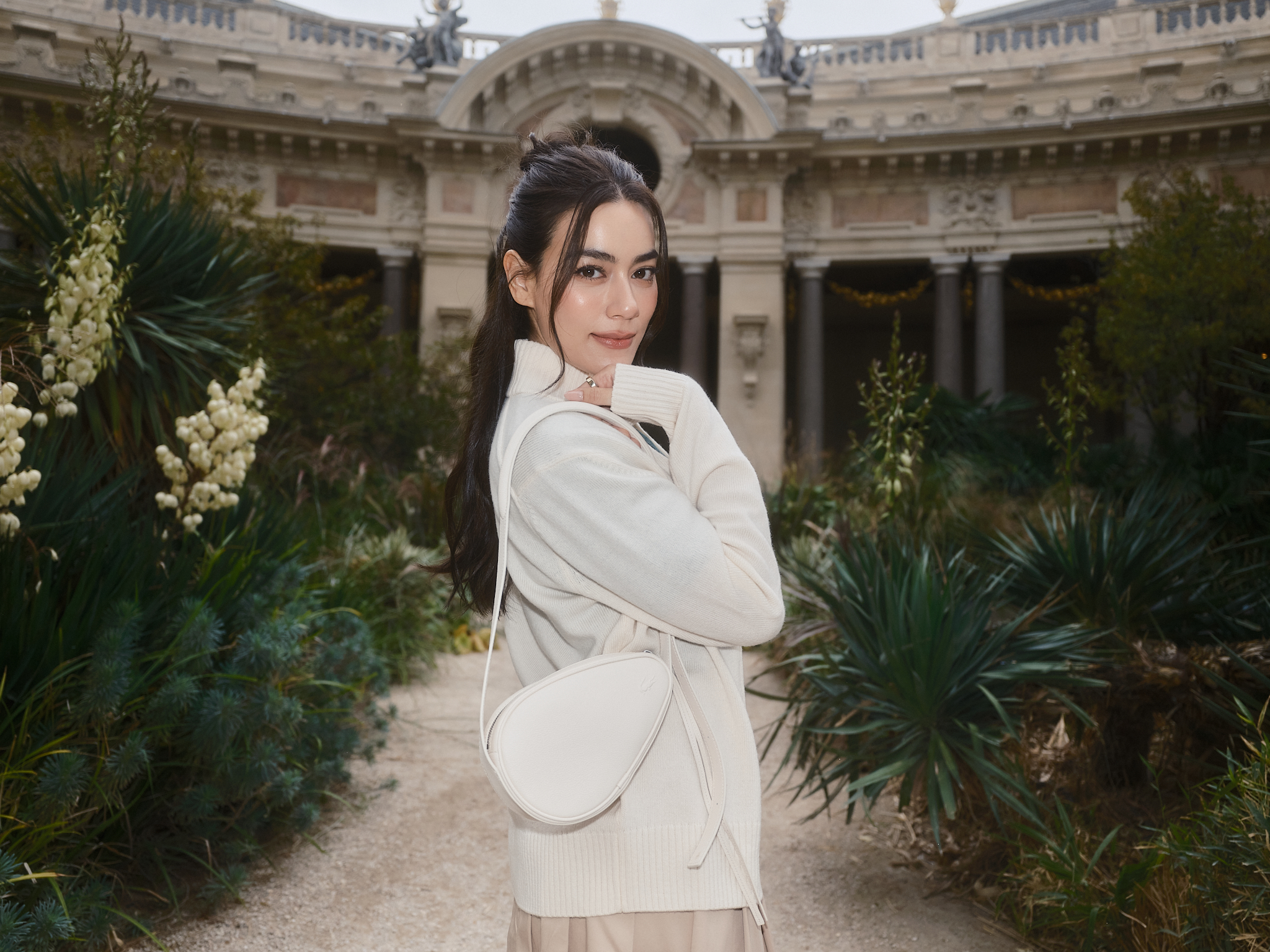 “คิมเบอร์ลี่” ในลุคสุดคลาสสิกโทนขาว ครีม และเขียว