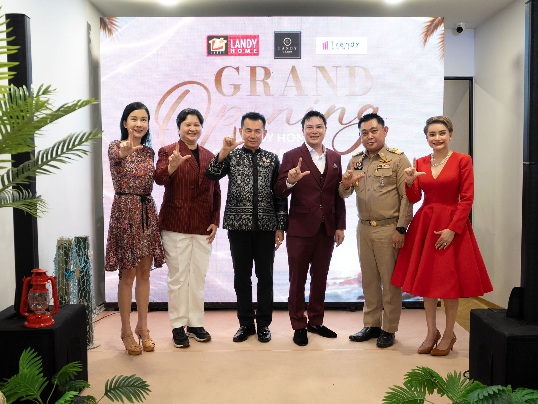 ภาพรวมผู้บริหารและประธานในพิธีเปิดแลนดี้ โฮม สาขาชลบุรี