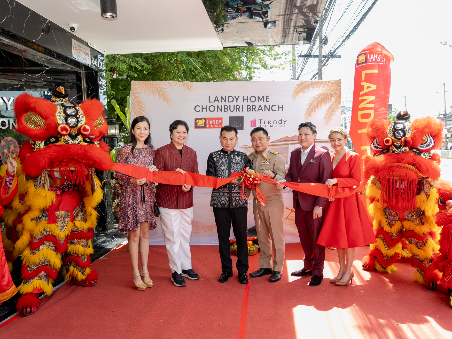 ประธานในพิธีตัดริบบิ้นเปิดศูนย์รับสร้างบ้านแลนดี้ โฮม สาขาชลบุรี