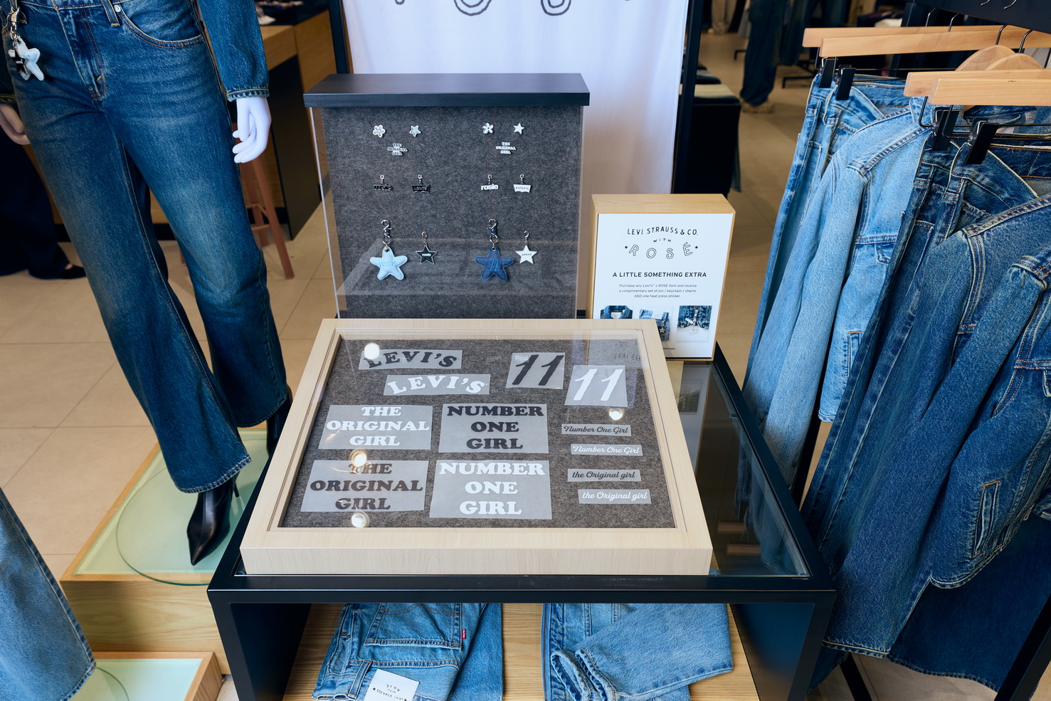 มุมจัดแสดง Levi’s® x ROSÉ Collection