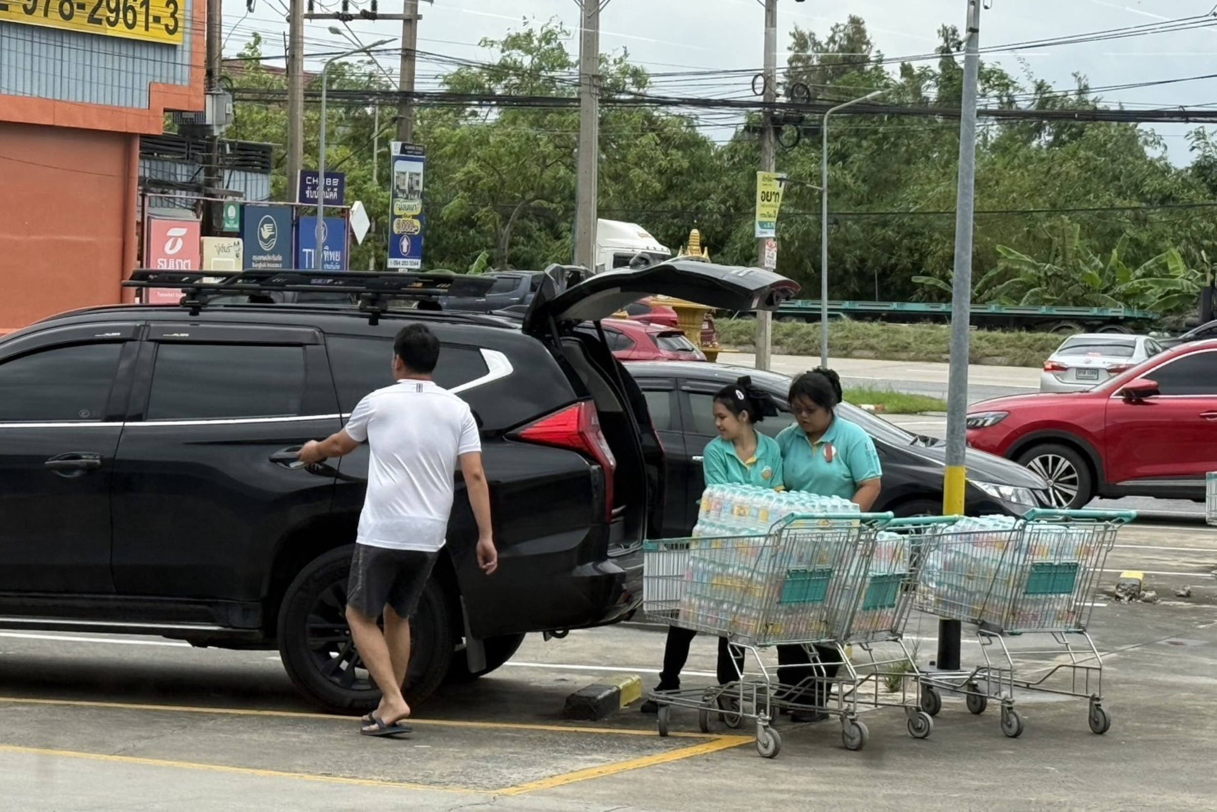Lotus's Go Fresh บริการชุมชนช่วงน้ำท่วม