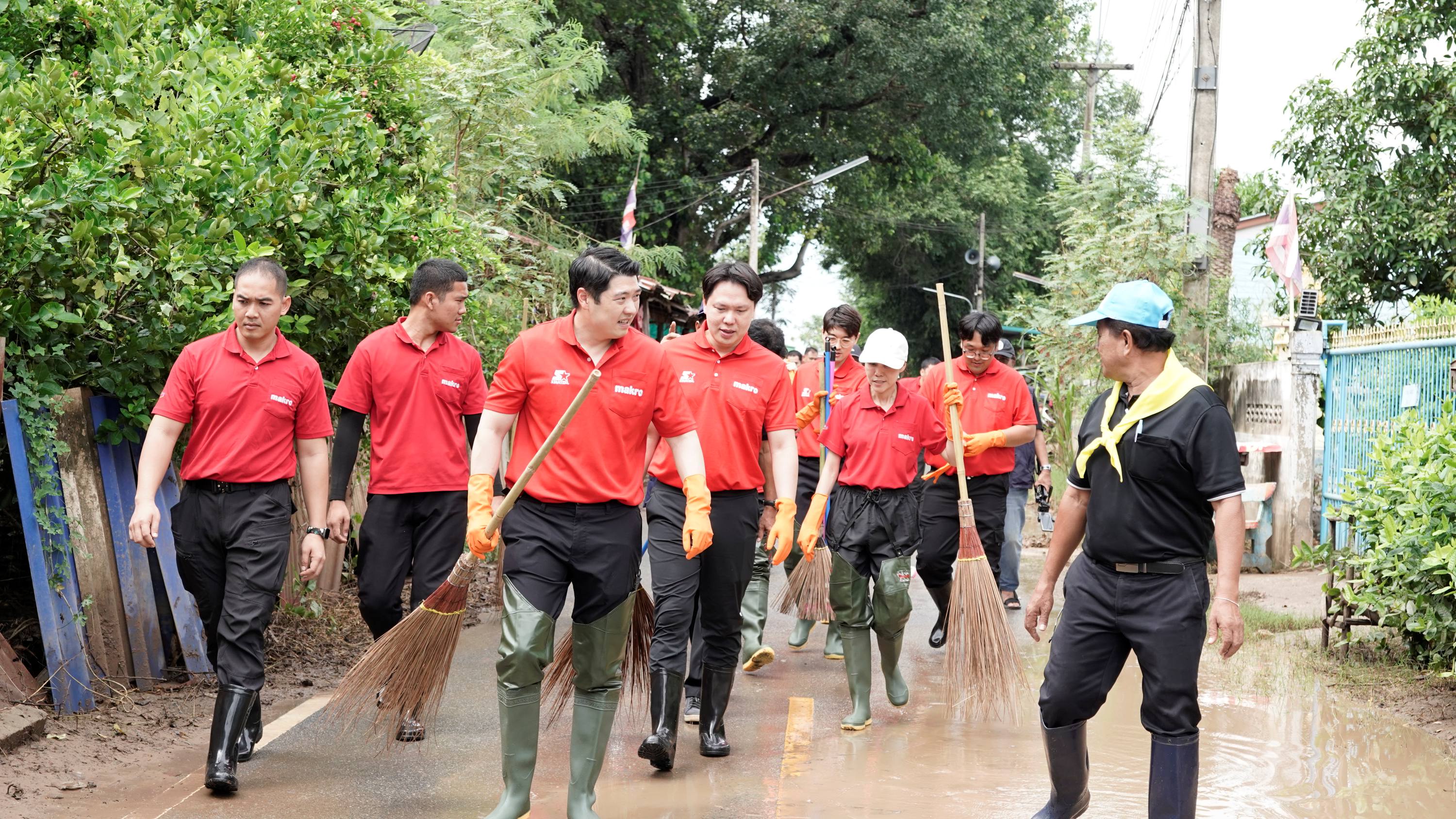 ผู้บริหารแม็คโครและทีมงานร่วมกิจกรรมฟื้นฟูพื้นที่ในจังหวัดสิงห์บุรี