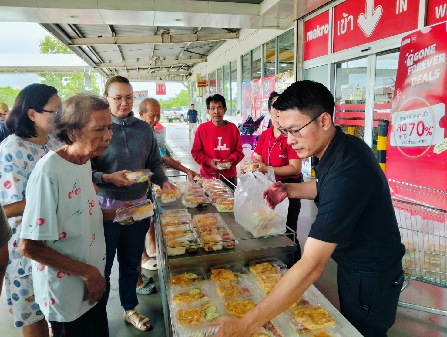 แม็คโคร-โลตัส ส่งมอบสิ่งของจำเป็นช่วยผู้ประสบภัยน้ำท่วม