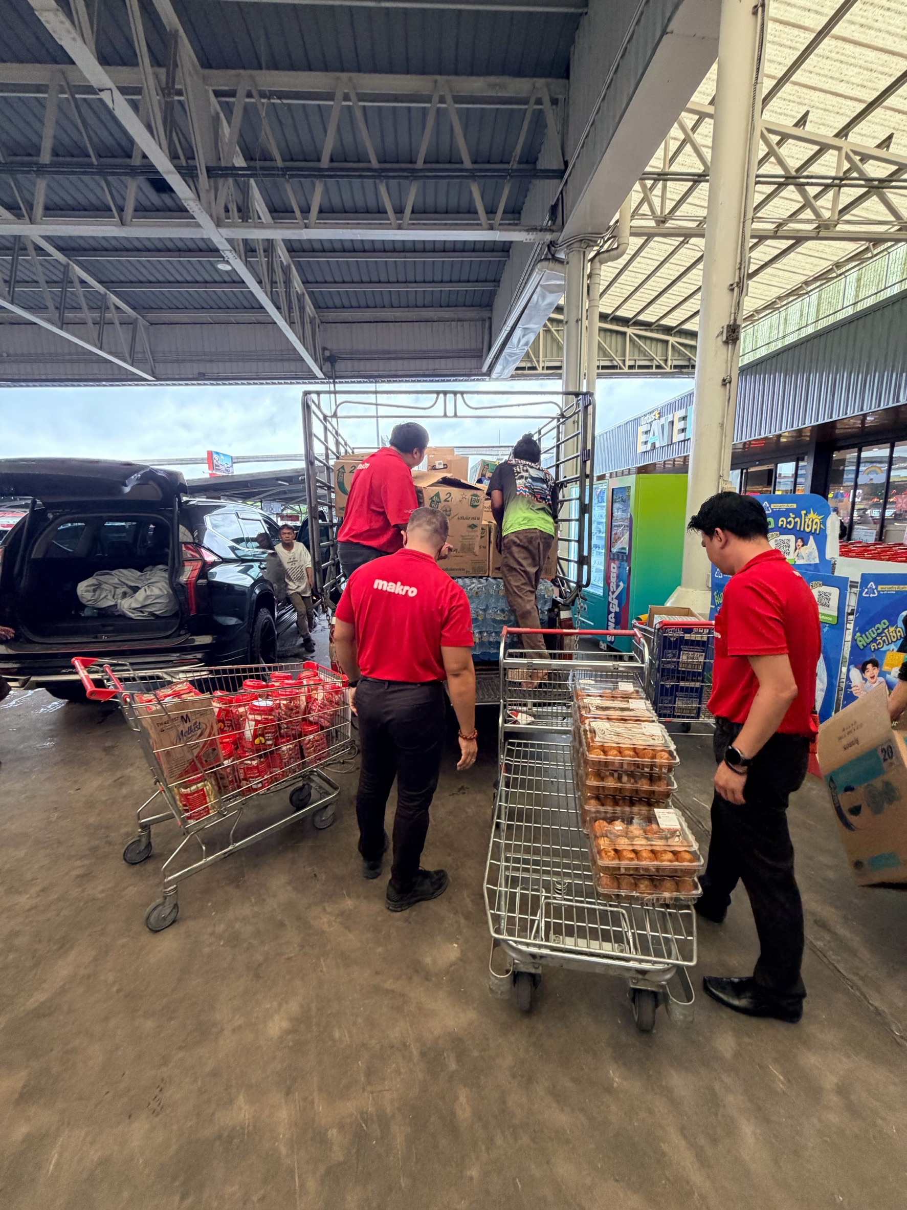 แม็คโคร-โลตัส ระดมกำลังช่วยเหลือผู้ประสบภัยน้ำท่วม