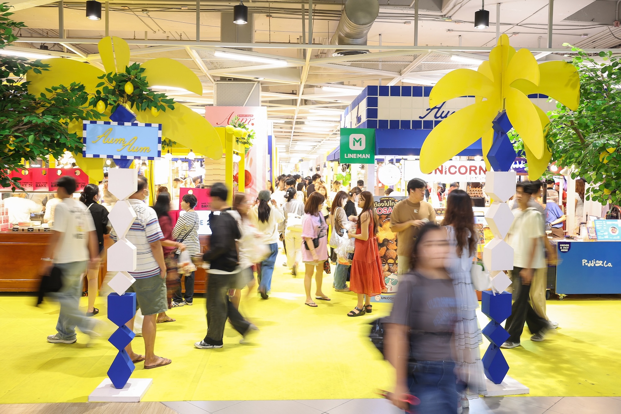 ผู้ร่วมงานเดินชมตลาด AUM AUM