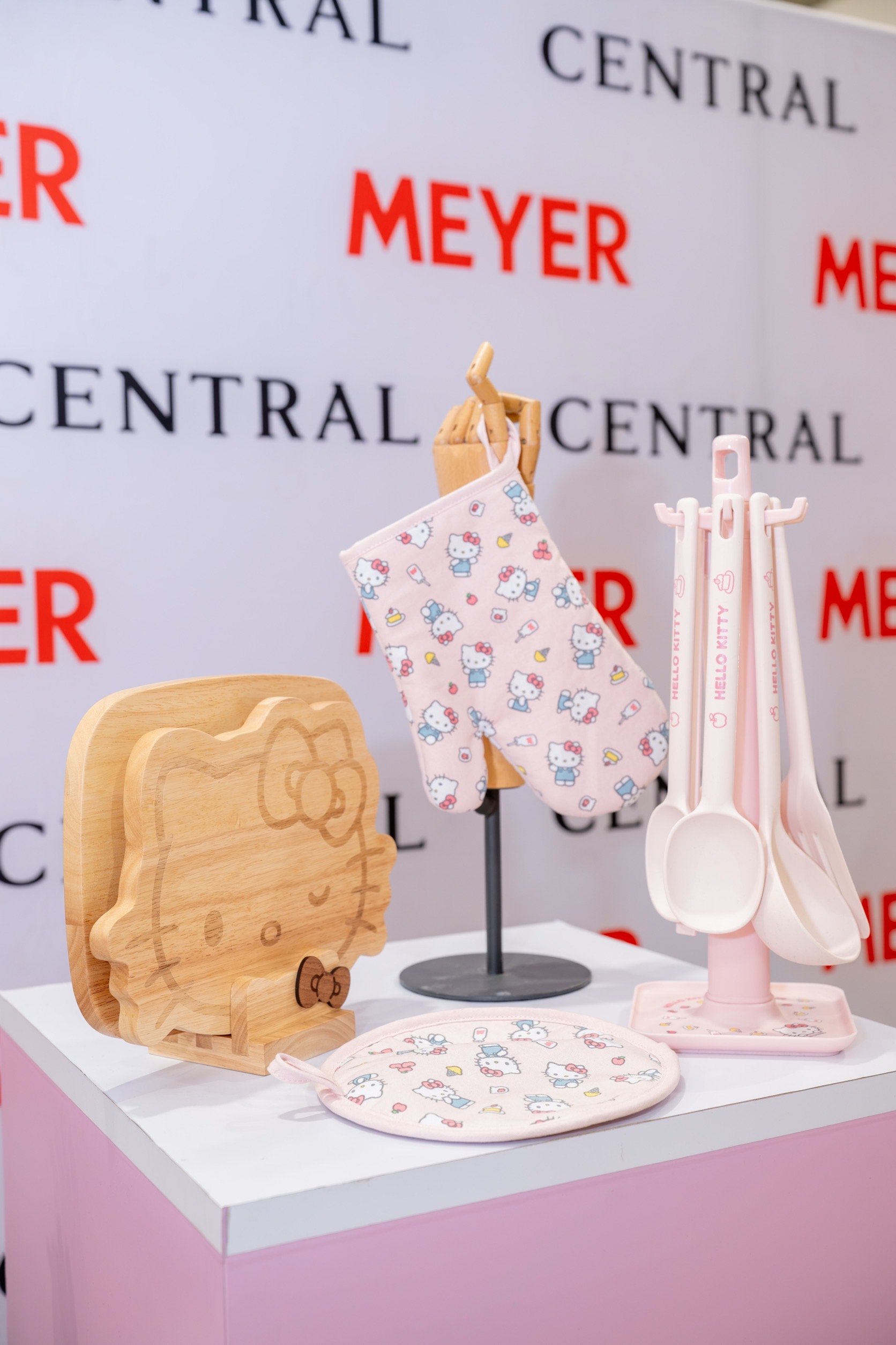 ภาพเครื่องครัว MEYER Hello Kitty Collection