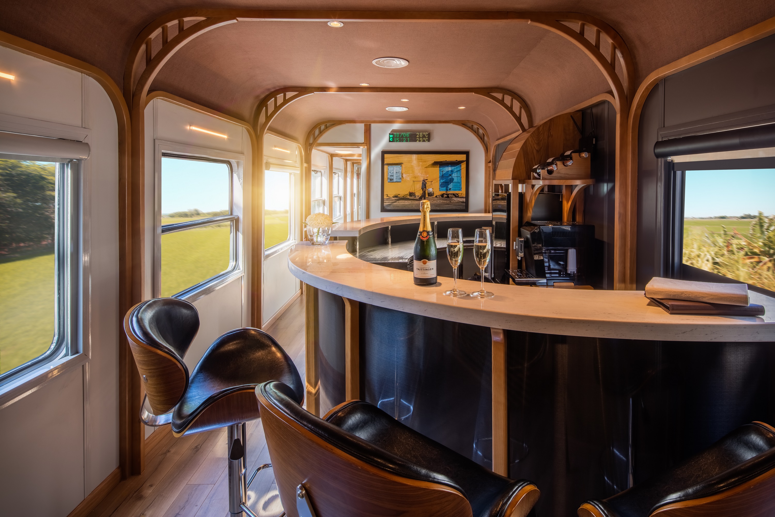 ภายในขบวนรถไฟหรู The Vietage by Anantara ประเทศเวียดนาม