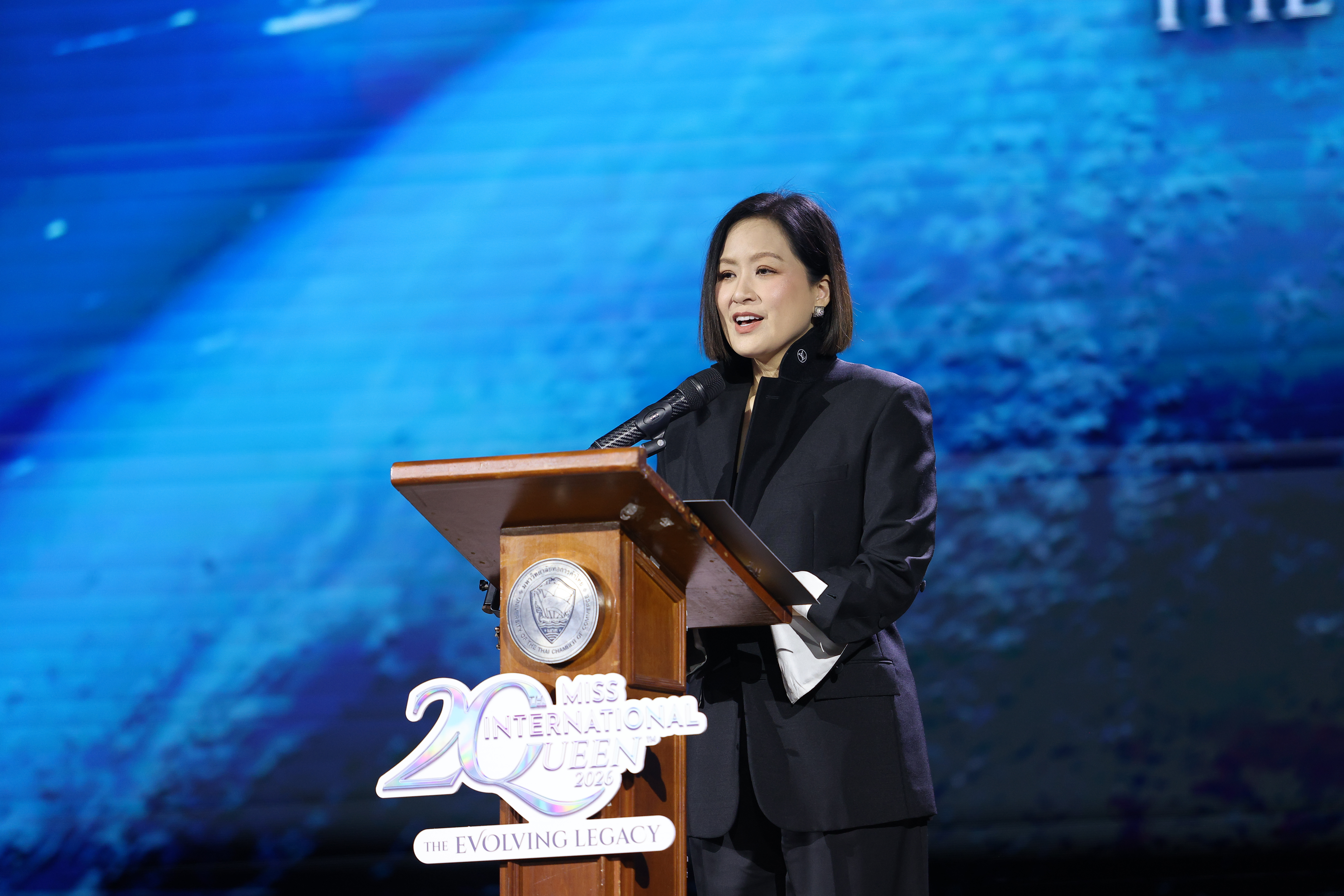 คุณอลิสา พันธุศักดิ์ คุนผลิน กรรมการผู้จัดการ บริษัท ทิฟฟานี่โชว์ พัทยา จำกัด และประธานคณะกรรมการจัดการกองประกวด Miss International Queen