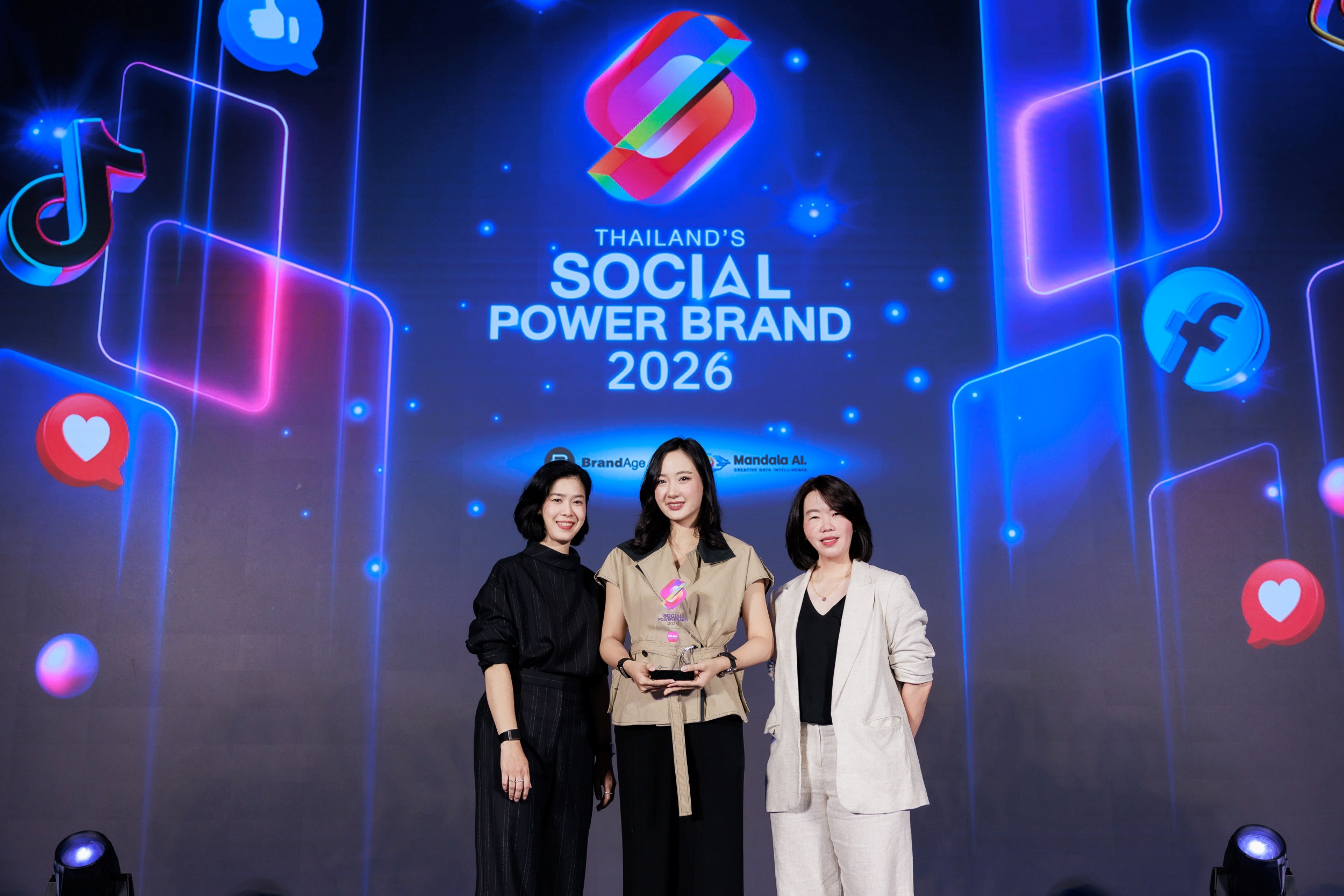 ภาพทีมงานเมืองไทยประกันชีวิตกับรางวัล 2026 Thailand’s Social Power Brand