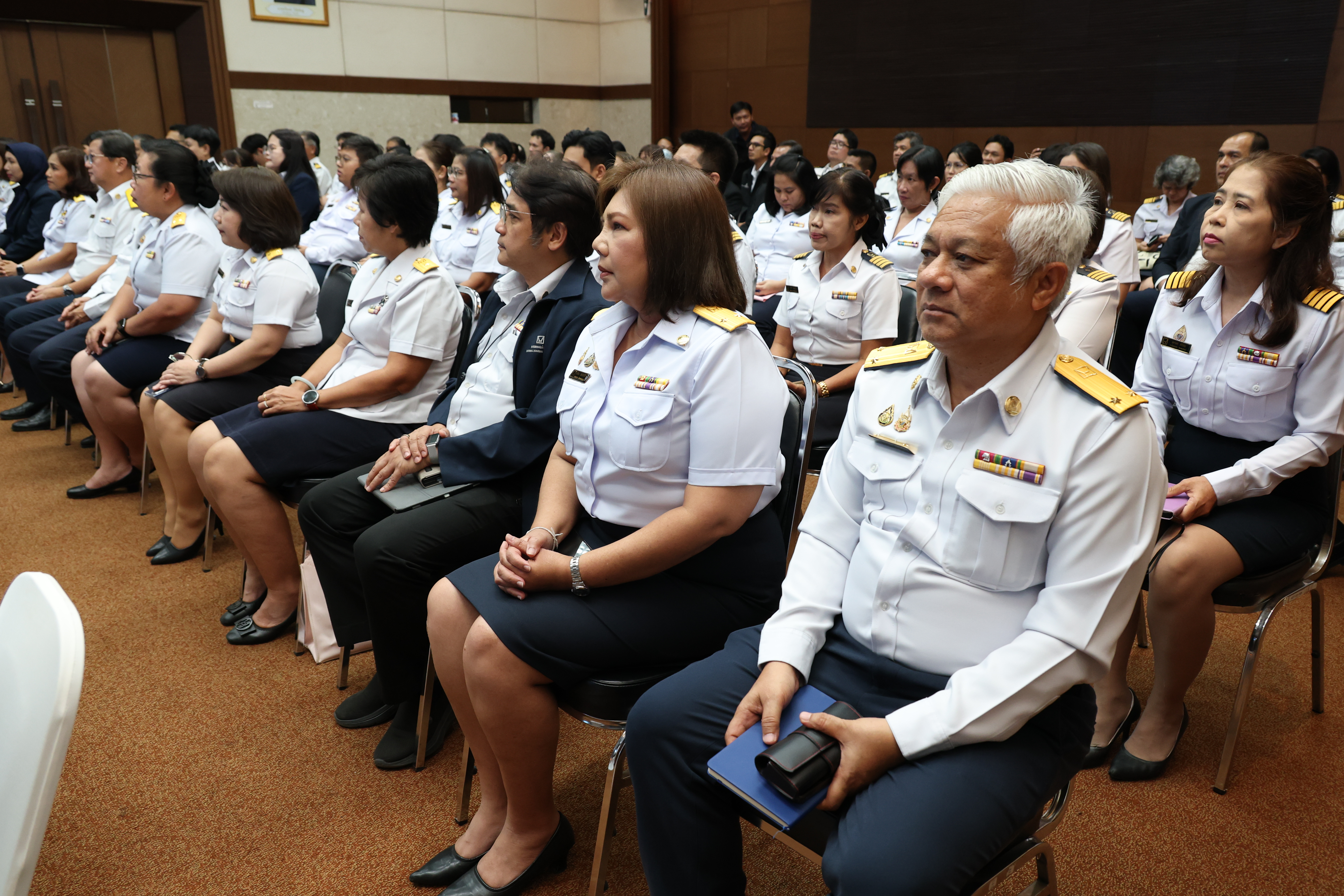 ภาพกลุ่มผู้ร่วมลงนามและผู้บริหารการเคหะแห่งชาติ
