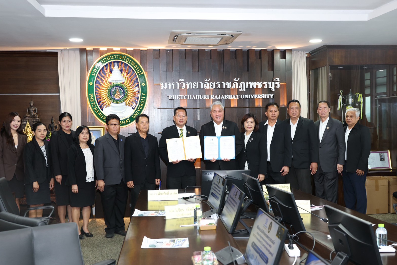 คณะผู้บริหารร่วมเป็นสักขีพยานในพิธีลงนามความร่วมมือ