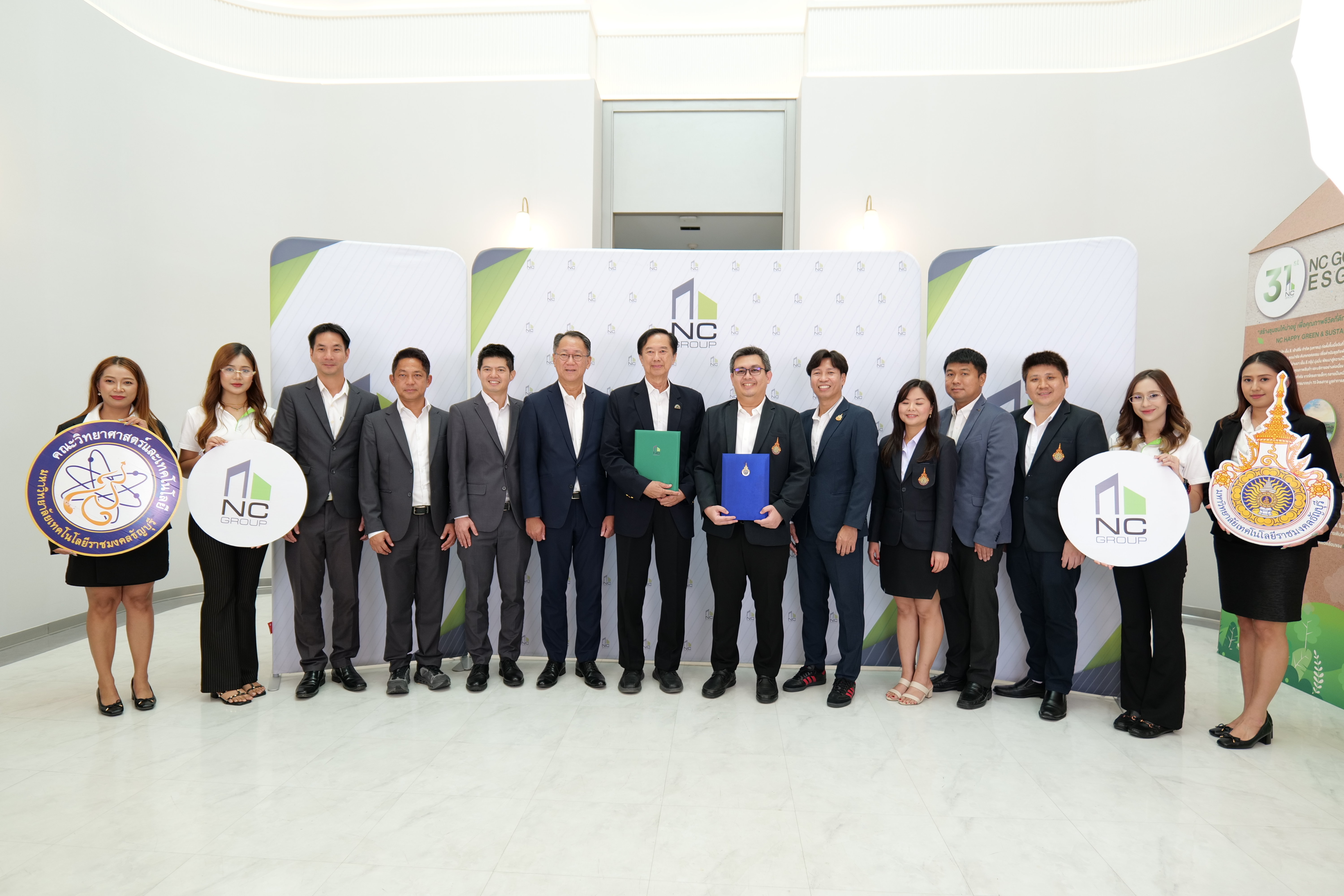 ภาพผู้บริหารและนักวิจัยร่วมโครงการตรวจสอบคุณภาพน้ำ