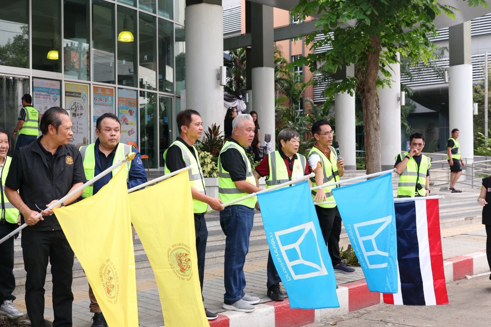 ผู้บริหารการเคหะแห่งชาติร่วมติดตามการปฏิบัติงานช่างอาสา