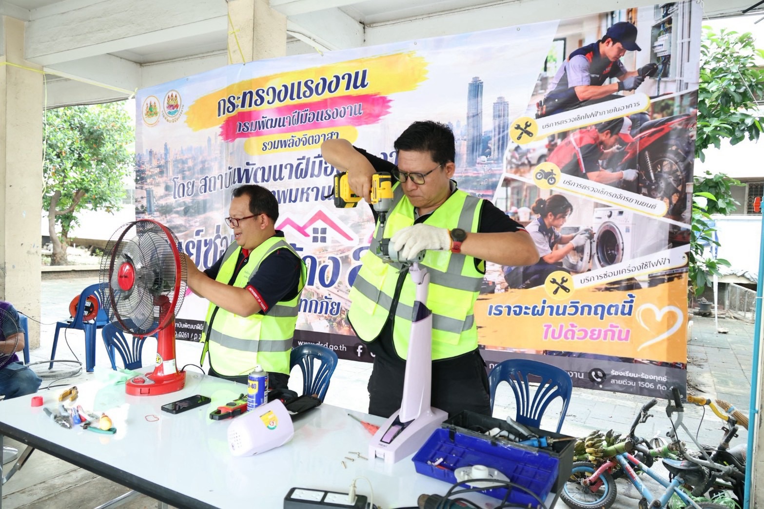 บรรยากาศกิจกรรมรวมพลังช่างไทย ฟื้นบ้าน ฟื้นเมืองฯ