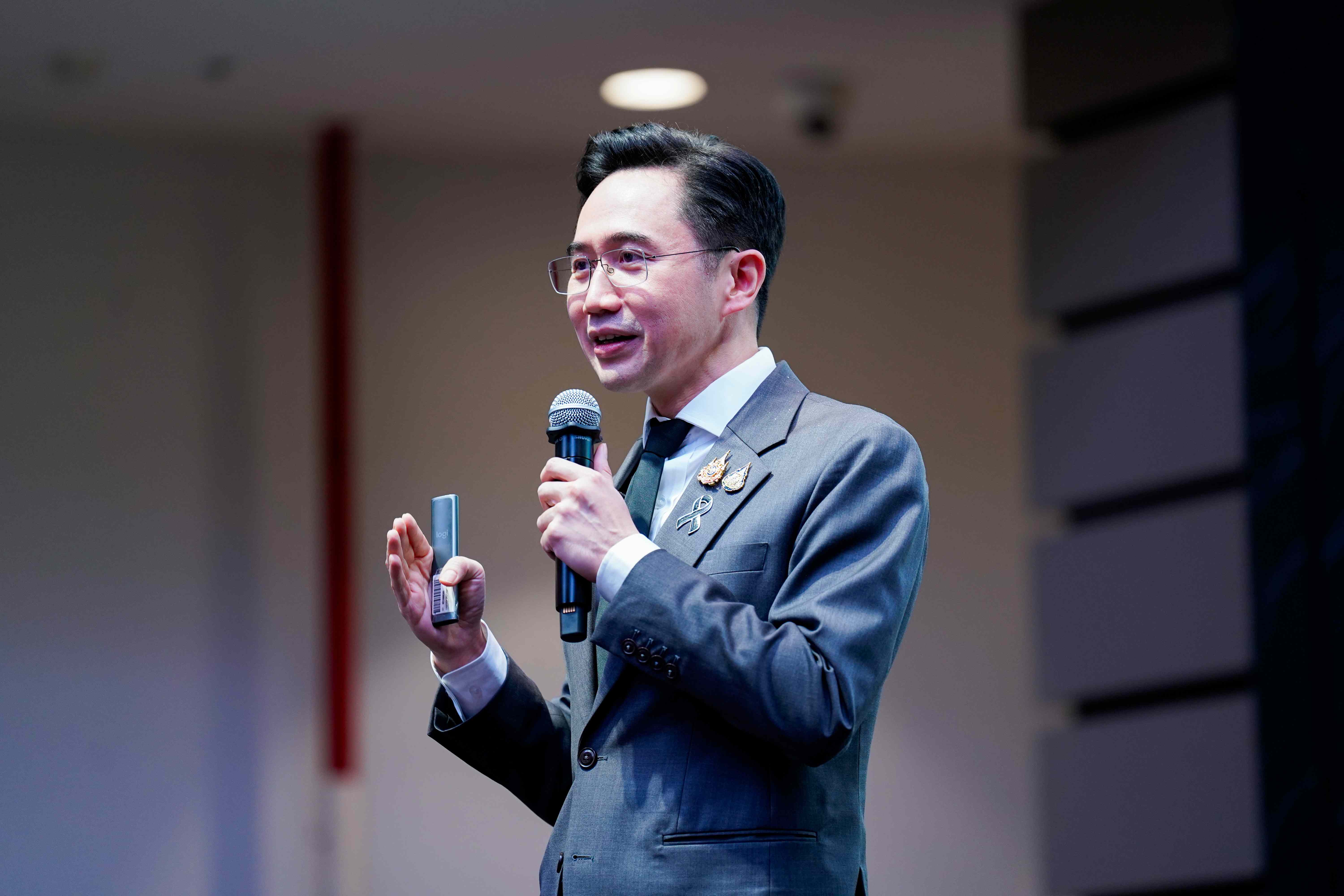 ศ.ดร. ยศชนัน วงศ์สวัสดิ์ รองนายกรัฐมนตรีและรัฐมนตรีว่าการกระทรวงการอุดมศึกษา วิทยาศาสตร์ วิจัยและนวัตกรรม
