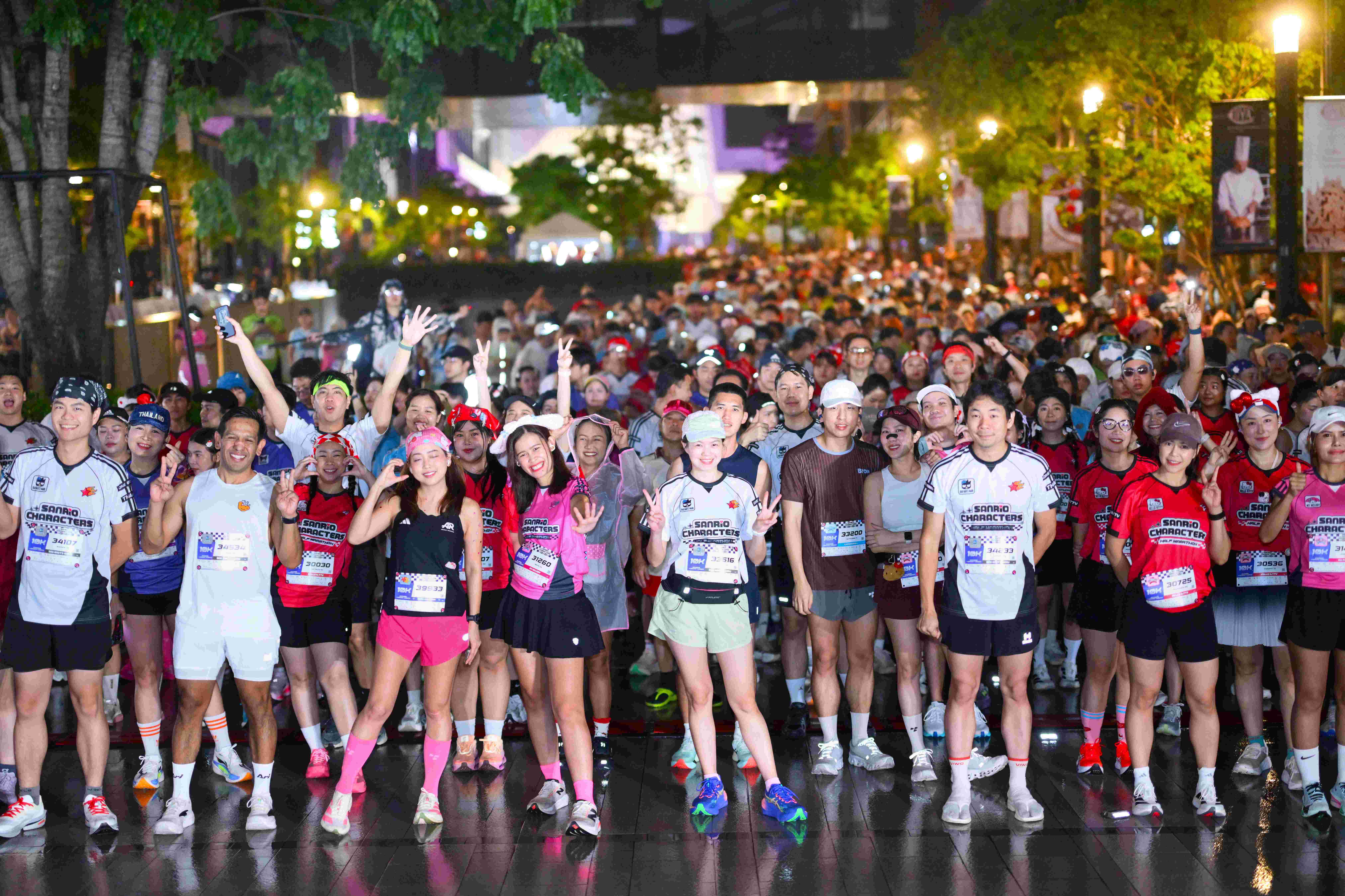 นักวิ่งและคาแรกเตอร์ซานริโอในงาน SANRIO CHARACTERS HALF MARATHON