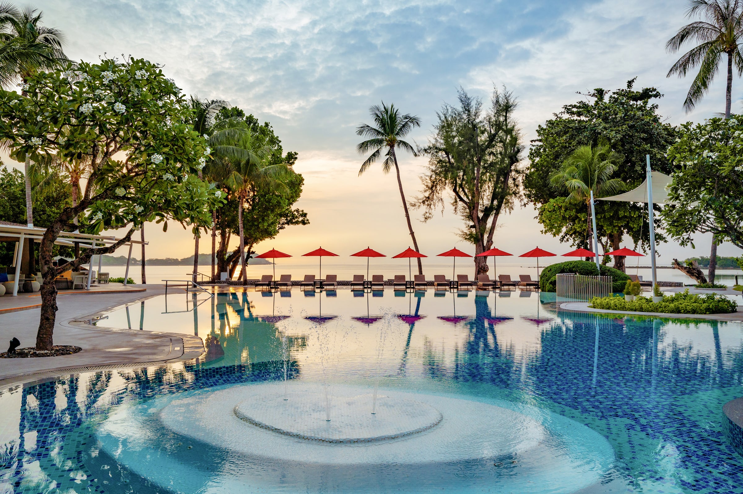 สระว่ายน้ำ Beach Wing ริมทะเล อมารี เกาะสมุย