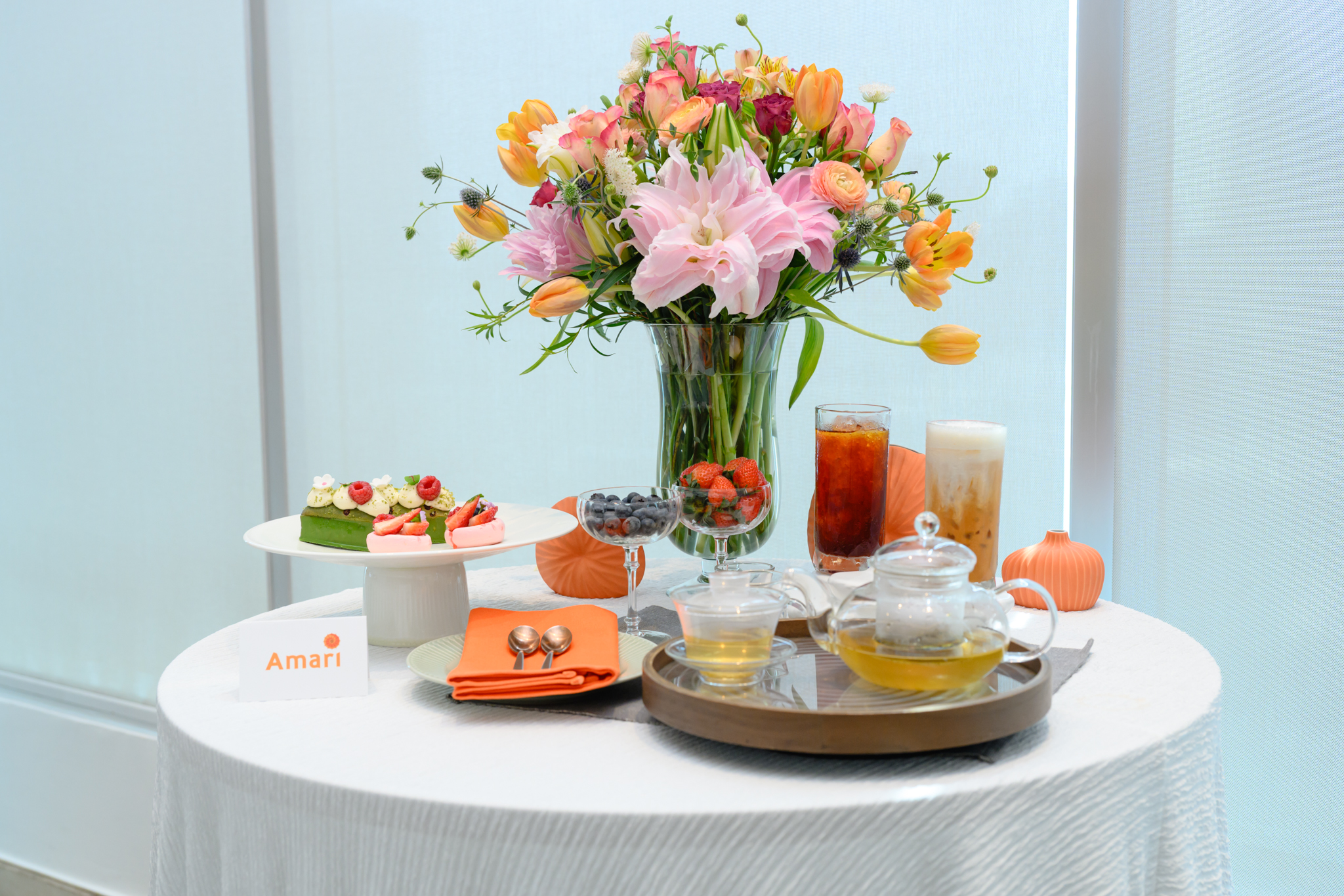 เครื่องดื่มชาไทย Playful Poolside Thai Tea ในสไตล์ OZO