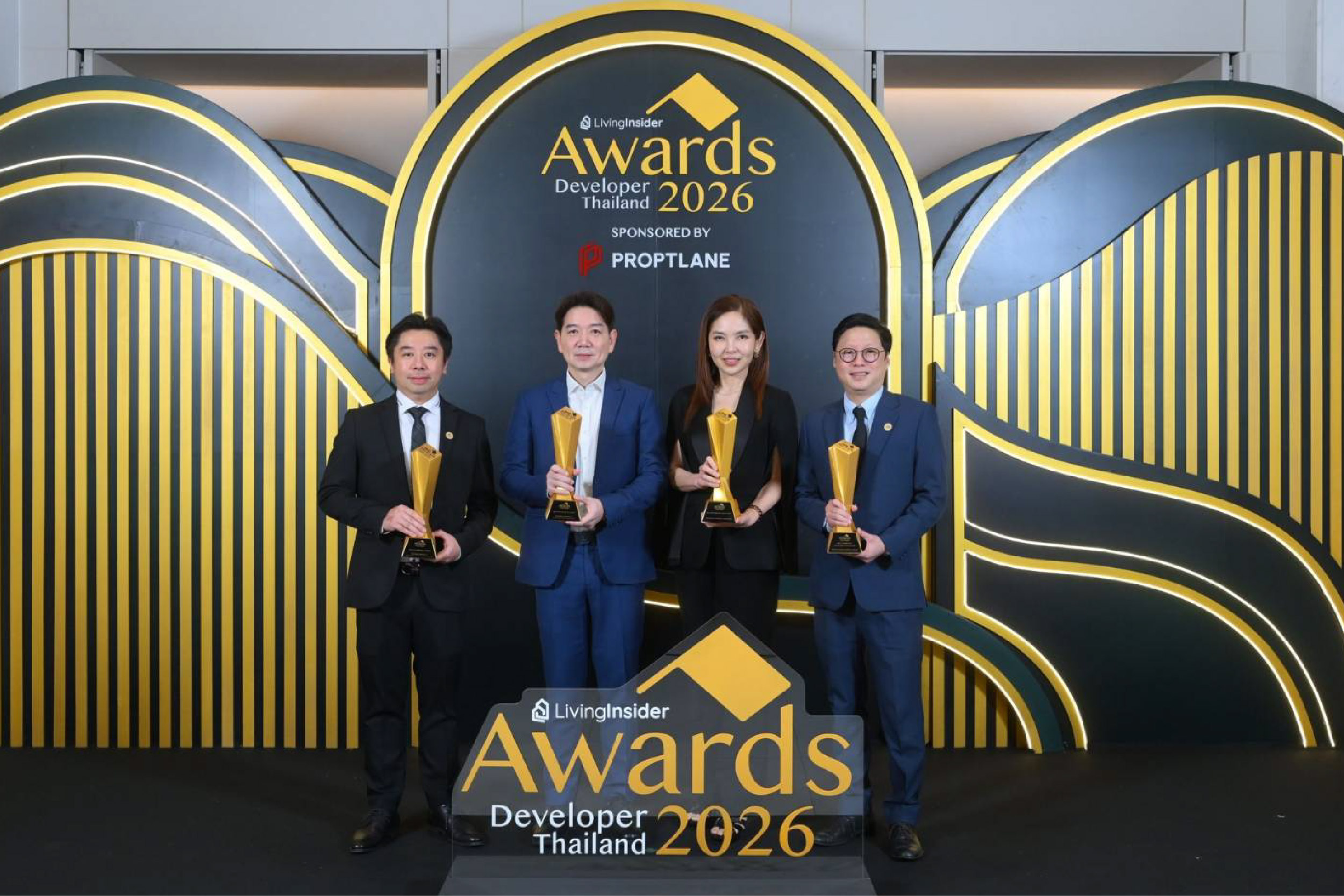 ภาพทีม Origin Group ร่วมแสดงความยินดีในงานมอบรางวัล