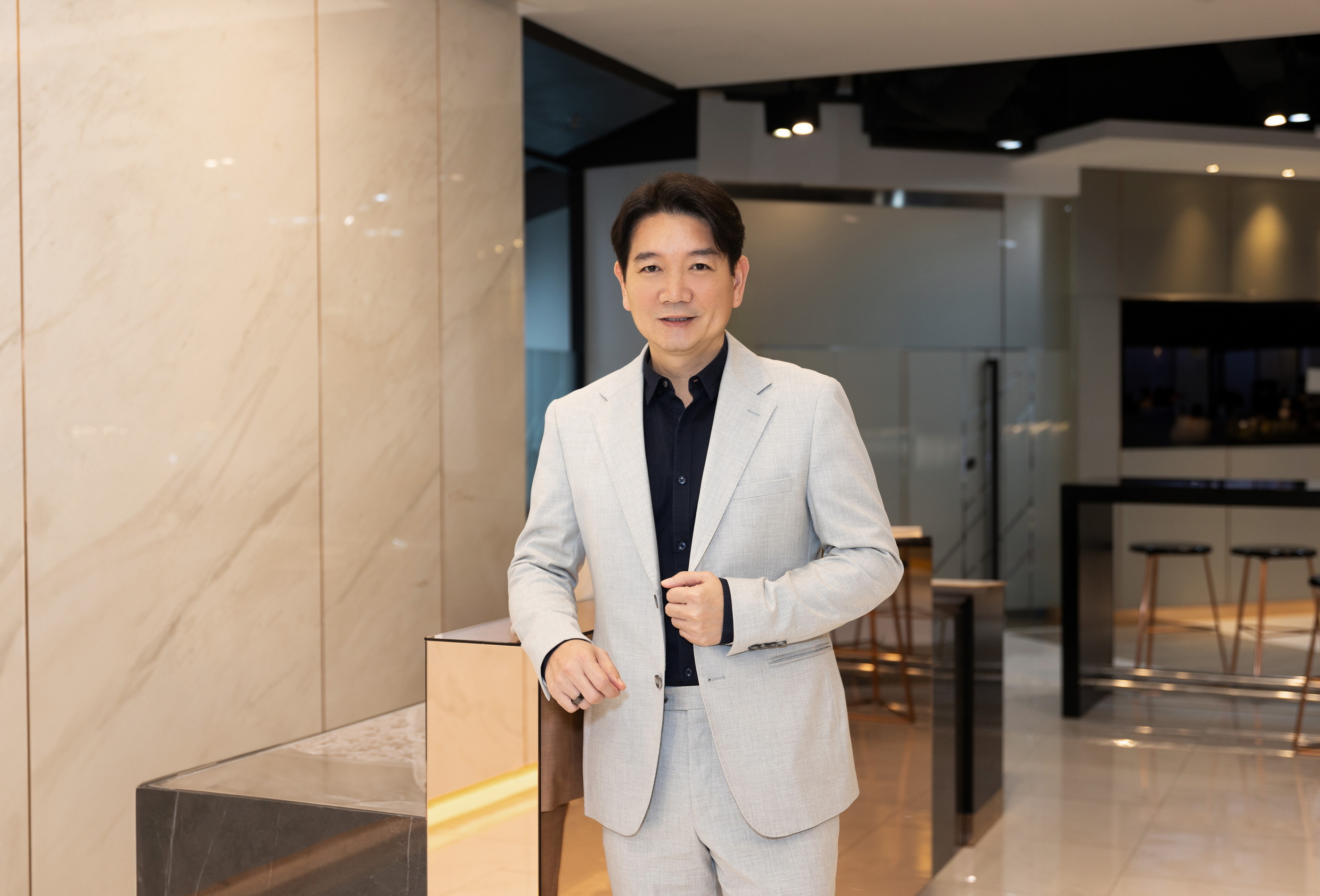 นายพีระพงศ์ จรูญเอก ประธานเจ้าหน้าที่บริหาร บริษัท ออริจิ้น พร็อพเพอร์ตี้ จำกัด (มหาชน)