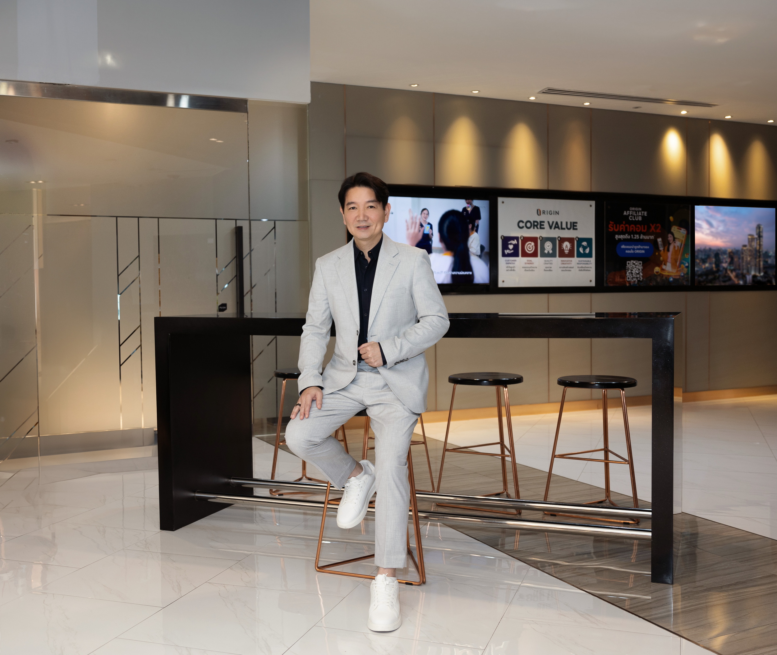 นายพีระพงศ์ จรูญเอก ประธานเจ้าหน้าที่บริหาร บริษัท ออริจิ้น พร็อพเพอร์ตี้ จำกัด (มหาชน)