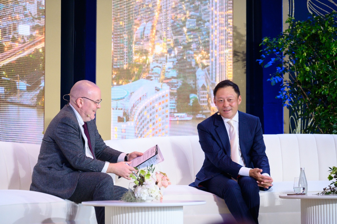 นายสรพจน์ เตชะไกรศรี ซีอีโอ เพซ ดีเวลลอปเมนท์ บนเวที Financial Times: Business of Luxury Summit – Asia Edition