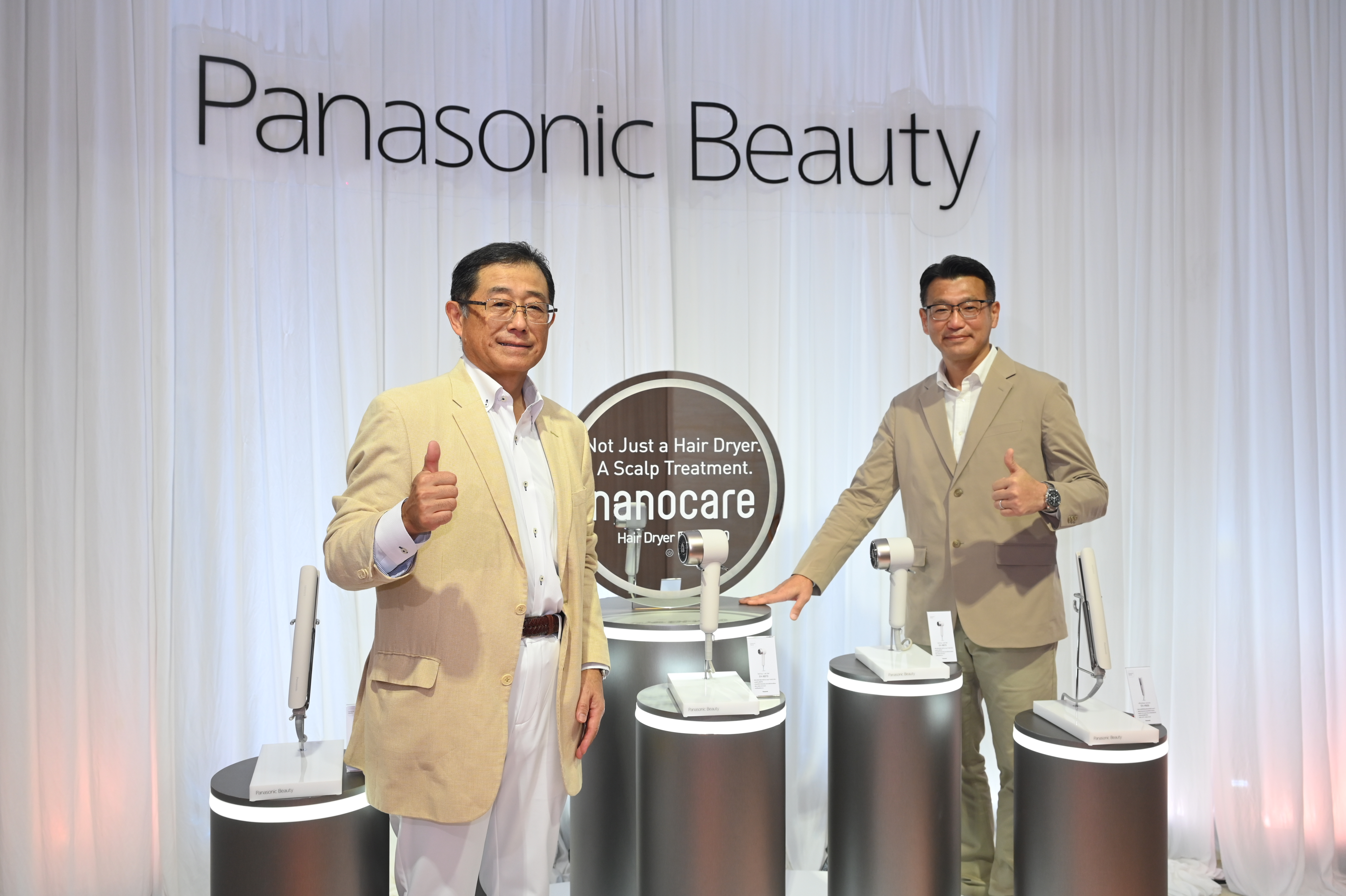 มร.ฮิเดคาสึ อิโตะ และ มร.เคสุเกะ นาคากาวะ ในงานเปิดตัว Panasonic nanocare