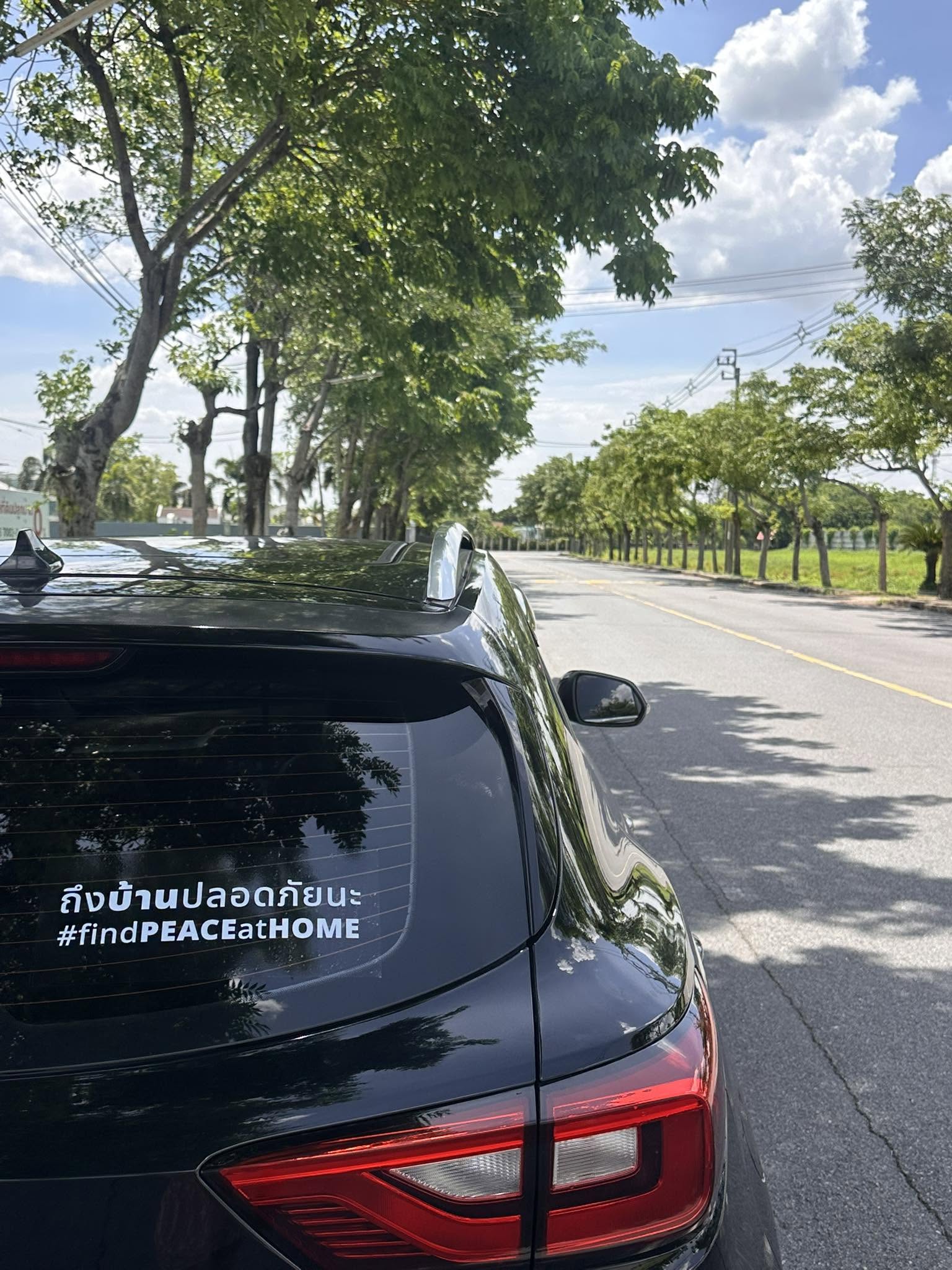 ภาพสติกเกอร์ #findPEACEatHOME บนรถยนต์