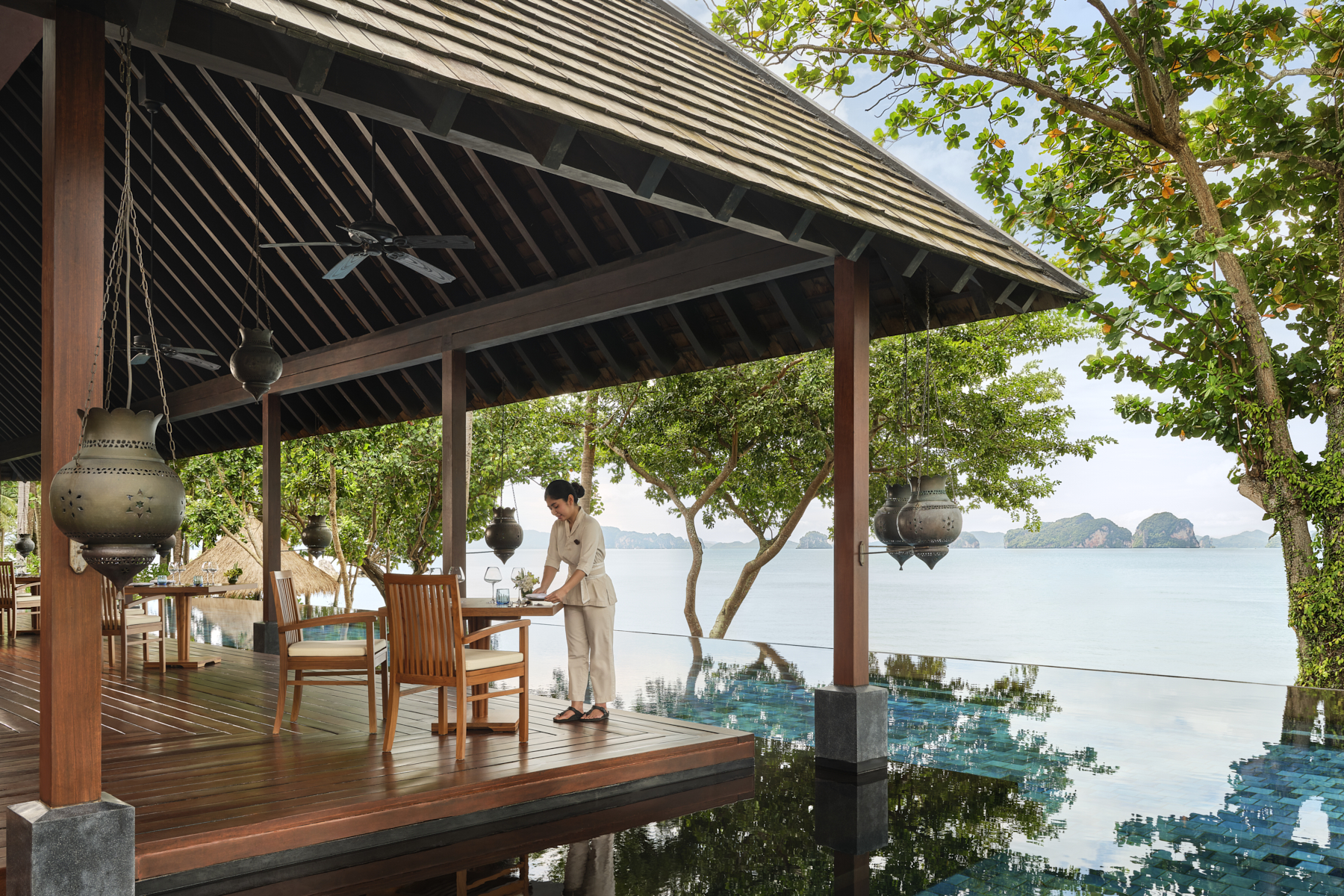บรรยากาศห้องอาหาร Lae Lay ริมทะเลอันดามัน