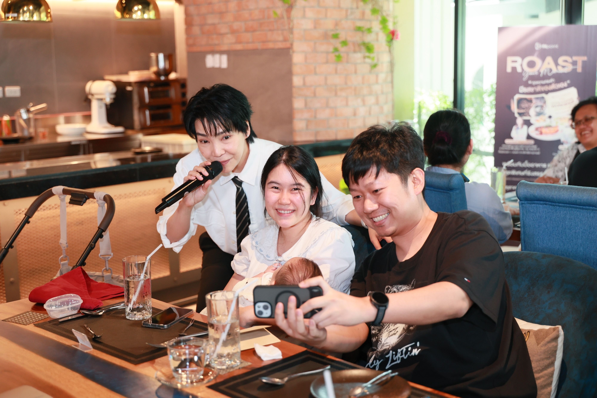 คุณโรส ศิรินทิพย์ ขับร้องบทเพลงภายในงาน