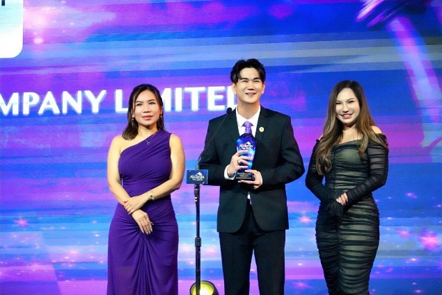 ผู้บริหาร พลัส พร็อพเพอร์ตี้ ทั้งสามคนร่วมถ่ายภาพในงานประกาศรางวัล