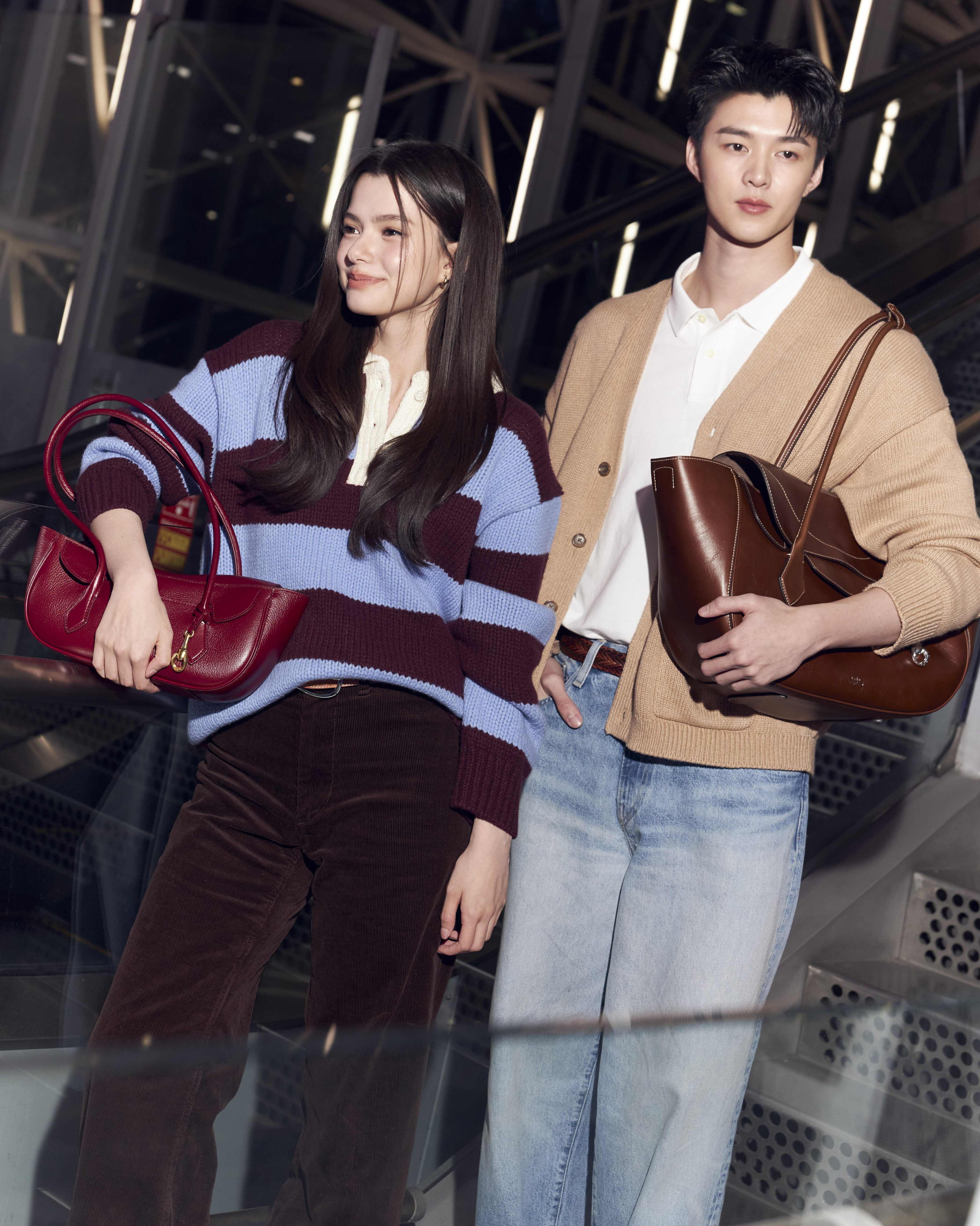ลุค Effortless Style ของมีนในคาร์ดิแกนสีเบจ