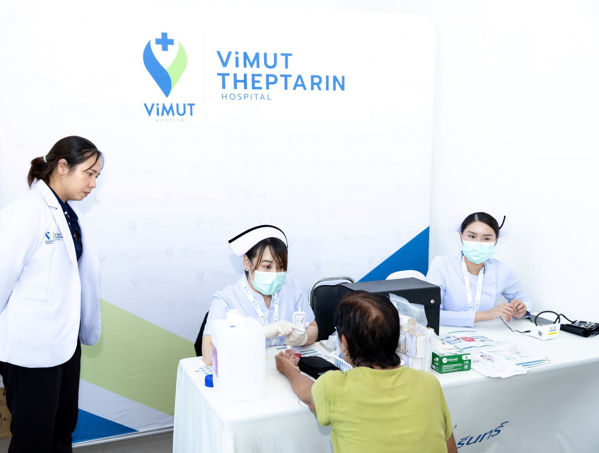 การตรวจสุขภาพเบื้องต้นแก่ลูกบ้านหลังน้ำท่วม