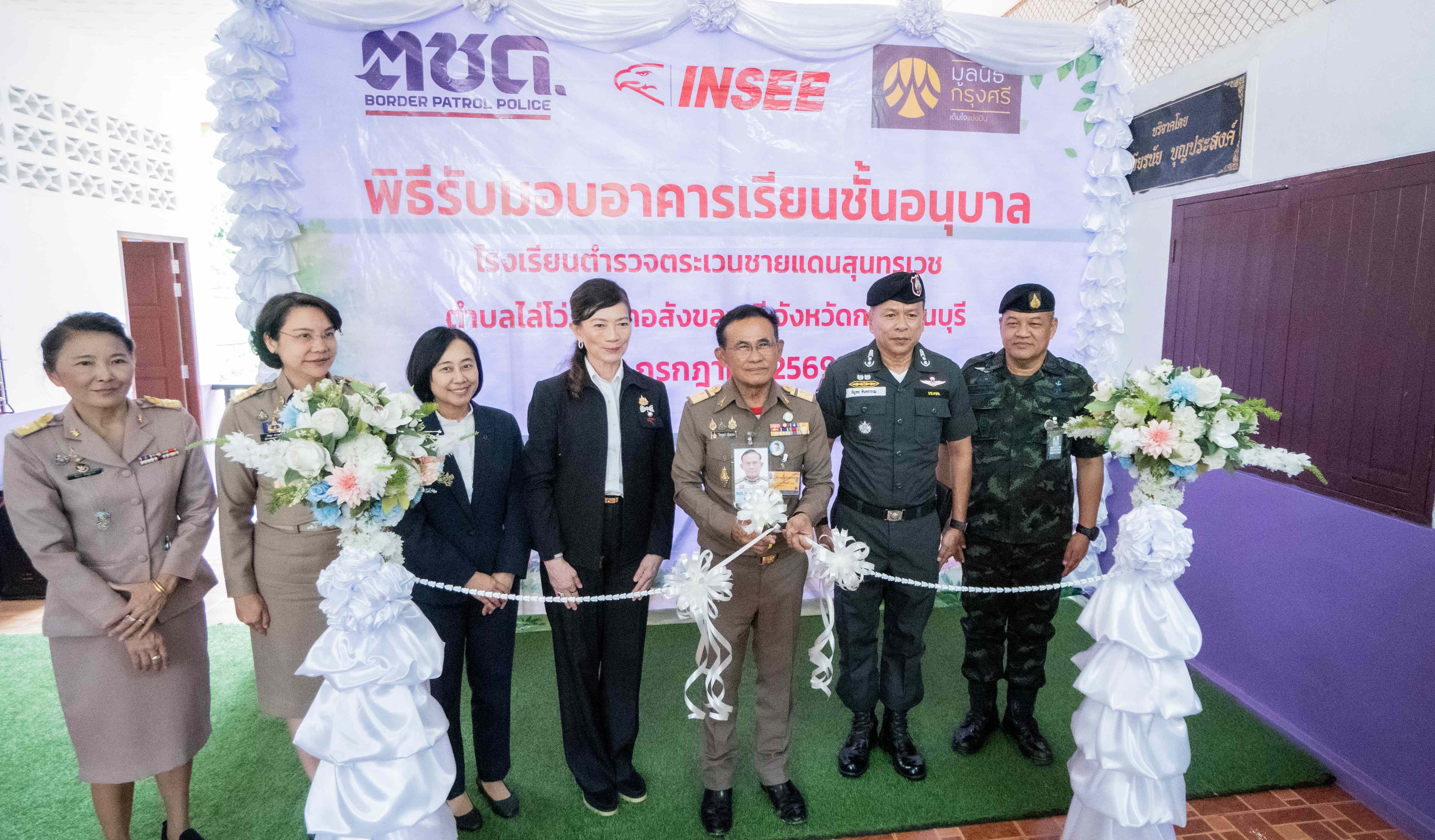 ผู้บริหารร่วมในพิธีส่งมอบอาคารเรียน