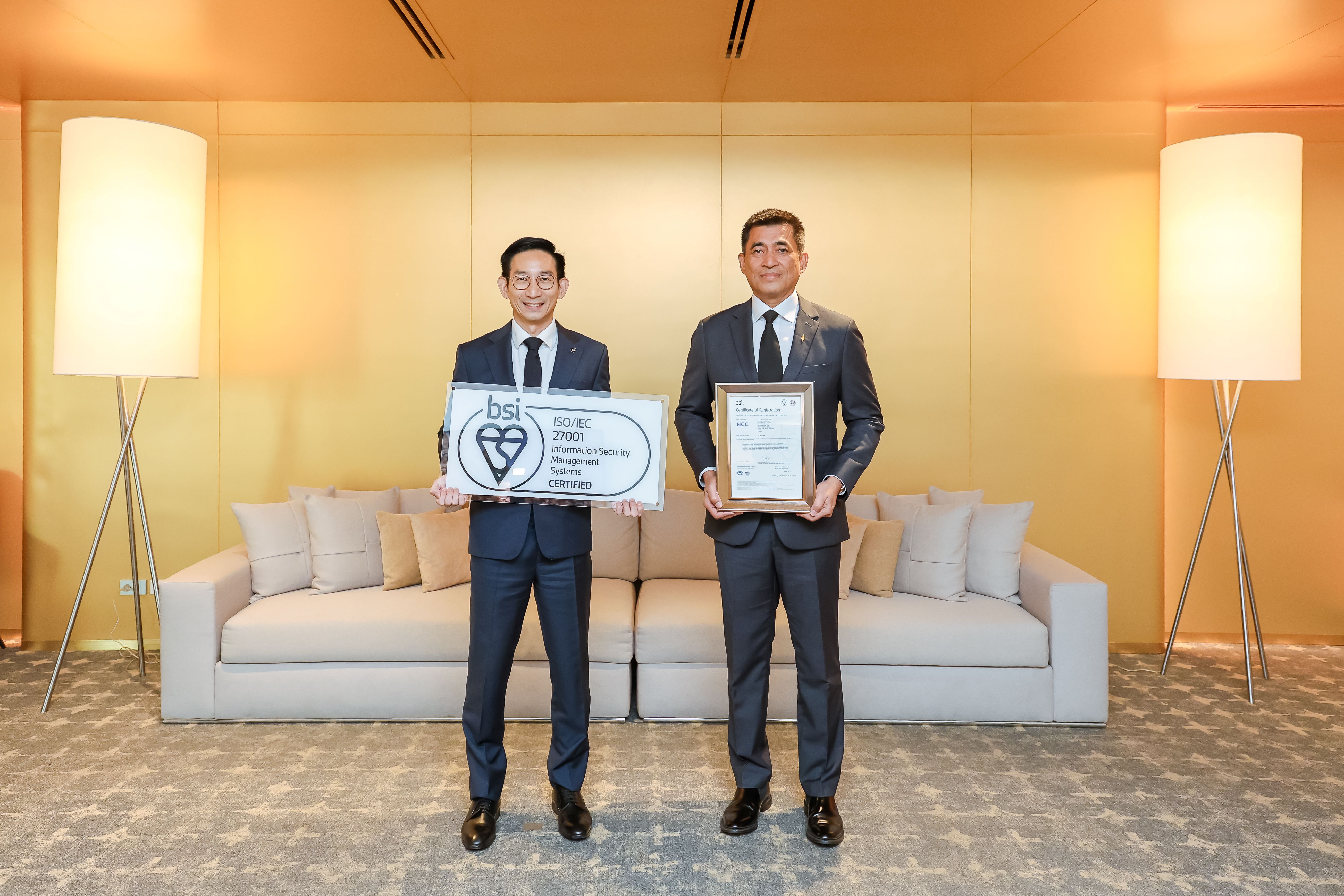 สุรพล อุทินทุ รับมอบตราสัญลักษณ์ ISO/IEC 27001:2022 จากกุลธัช บุญบงการ บีเอสไอ กรุ๊ป (ประเทศไทย)