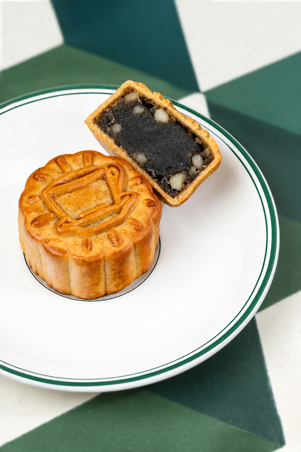 ขนมไหว้พระจันทร์รสงาดำผสมอัลมอนด์ Ralph’s Coffee