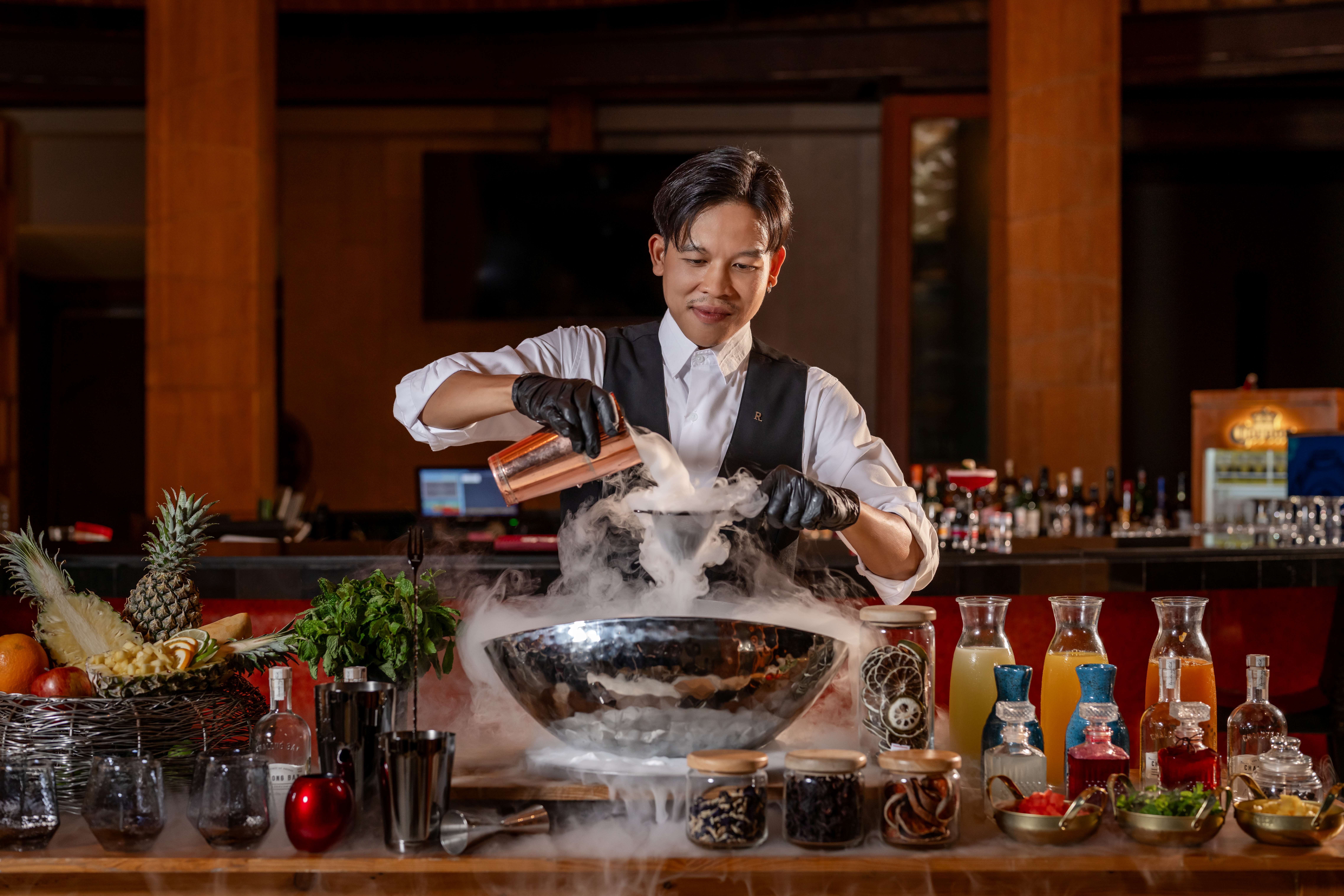 บาร์เทนเดอร์รังสรรค์เครื่องดื่มสูตรพิเศษสำหรับโปรแกรม Punch Bowl Ritual ณ โรงแรมเรเนซองส์ ภูเก็ต รีสอร์ท แอนด์ สปา