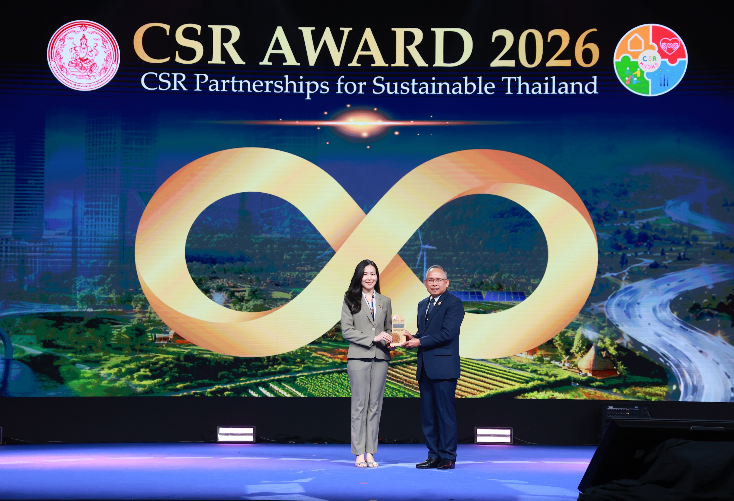 คุณคคนางค์ วิโรจน์โภคา ผู้อำนวยการฝ่ายบริหารศูนย์การค้าโรบินสันไลฟ์สไตล์ เข้ารับมอบโล่รางวัล CSR Award 2026