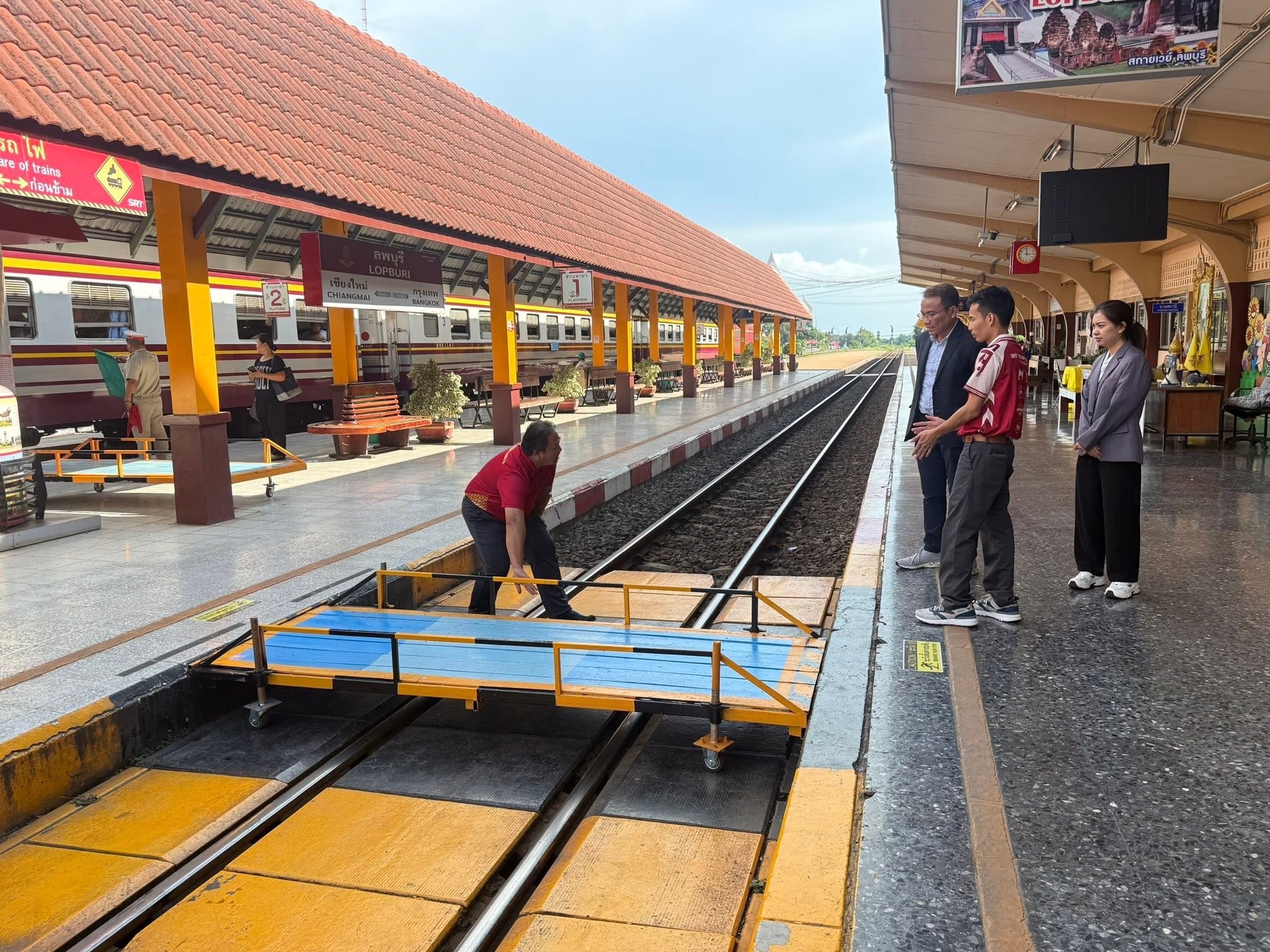 การติดตั้ง “สะพานข้ามรางรถไฟแบบปรับระดับและเคลื่อนย้ายได้” ณ สถานีรถไฟลพบุรี