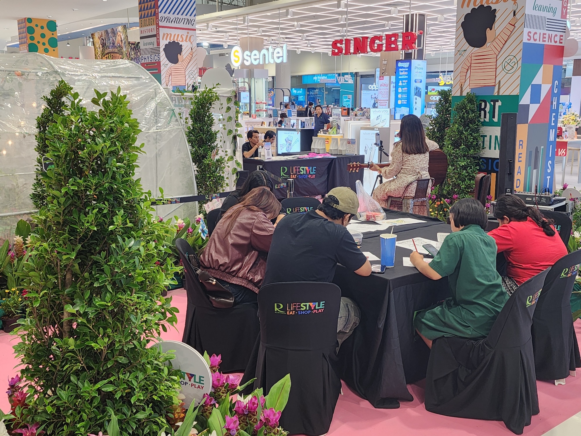 ผู้ร่วมงานสัมผัสประสบการณ์ใหม่