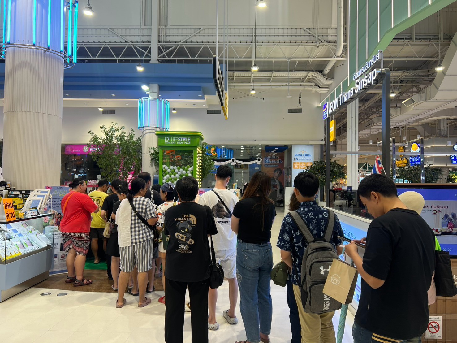 ผู้ร่วมงานชมสัตว์เอ็กโซติก