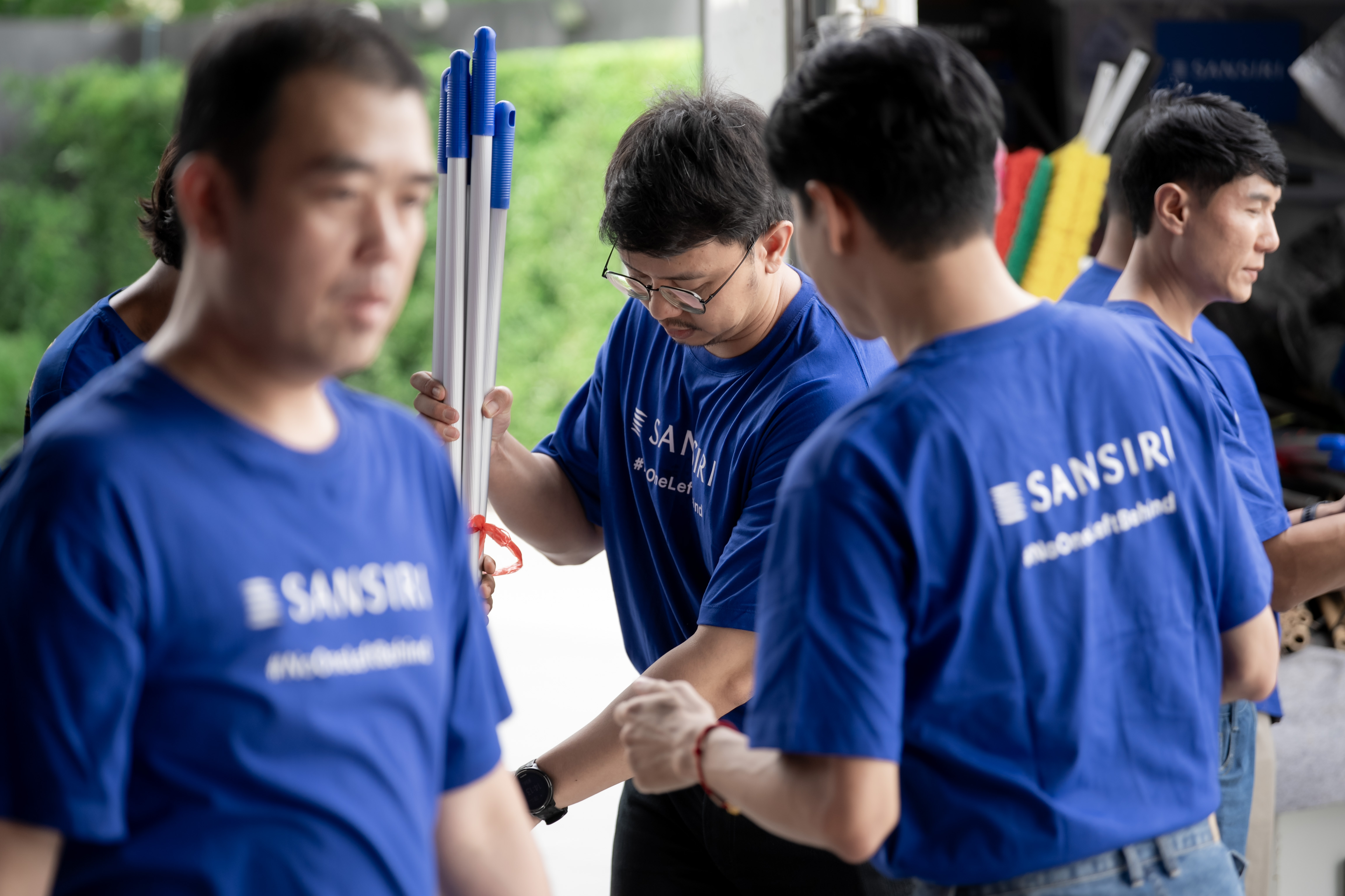 รถแบคโฮเคลียร์ดินสไลด์เปิดเส้นทางสัญจรในพื้นที่ อ.ปัว