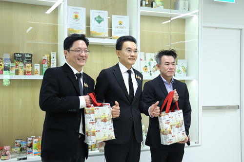คุณวิโรจน์ ผาณิตพจมาน และคุณปิยากร ชินะรัตนกุล SCG CBM ร่วมรับมอบของที่ระลึกจากคุณชูโชค ศิวะคุณากร กรรมการผู้จัดการใหญ่ บริษัท ดอยคำผลิตภัณฑ์อาหาร จำกัด