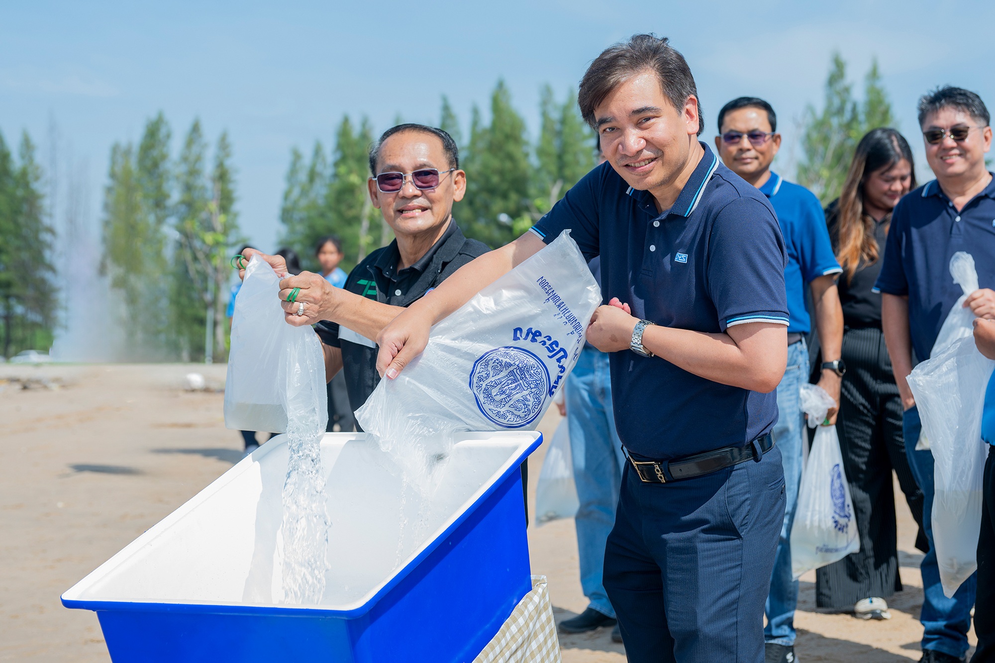 ผู้เข้าร่วมกิจกรรม “SYS คืนชีวิตสู่ทะเล รักษ์หาดสะอาดใส” ร่วมปล่อยพันธุ์สัตว์น้ำลงสู่ท้องทะเล