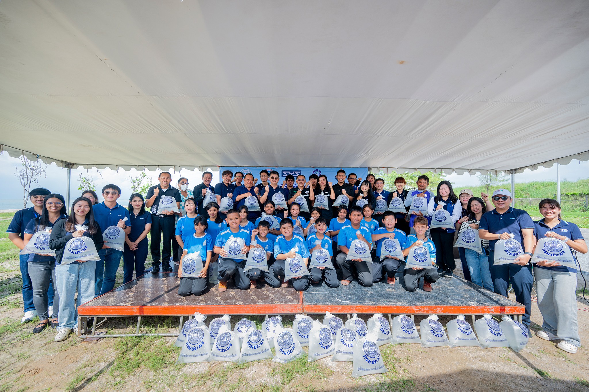 นักเรียนโรงเรียนบ้านหนองแฟบร่วมเรียนรู้วงจรชีวิตสัตว์น้ำในกิจกรรมของ SYS
